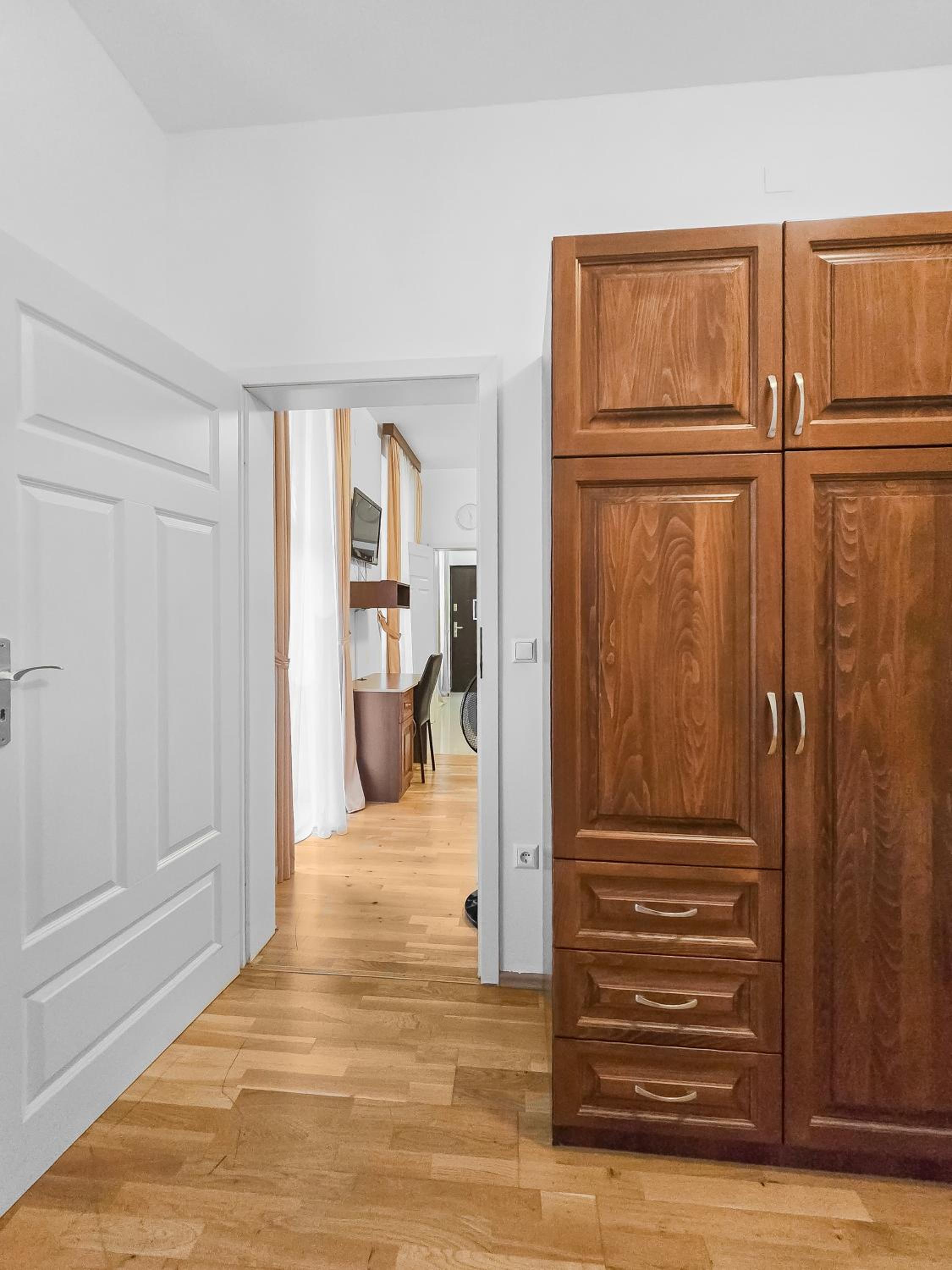 Two-Bedroom Balcony Retreat for 4 Near Millennium Tower