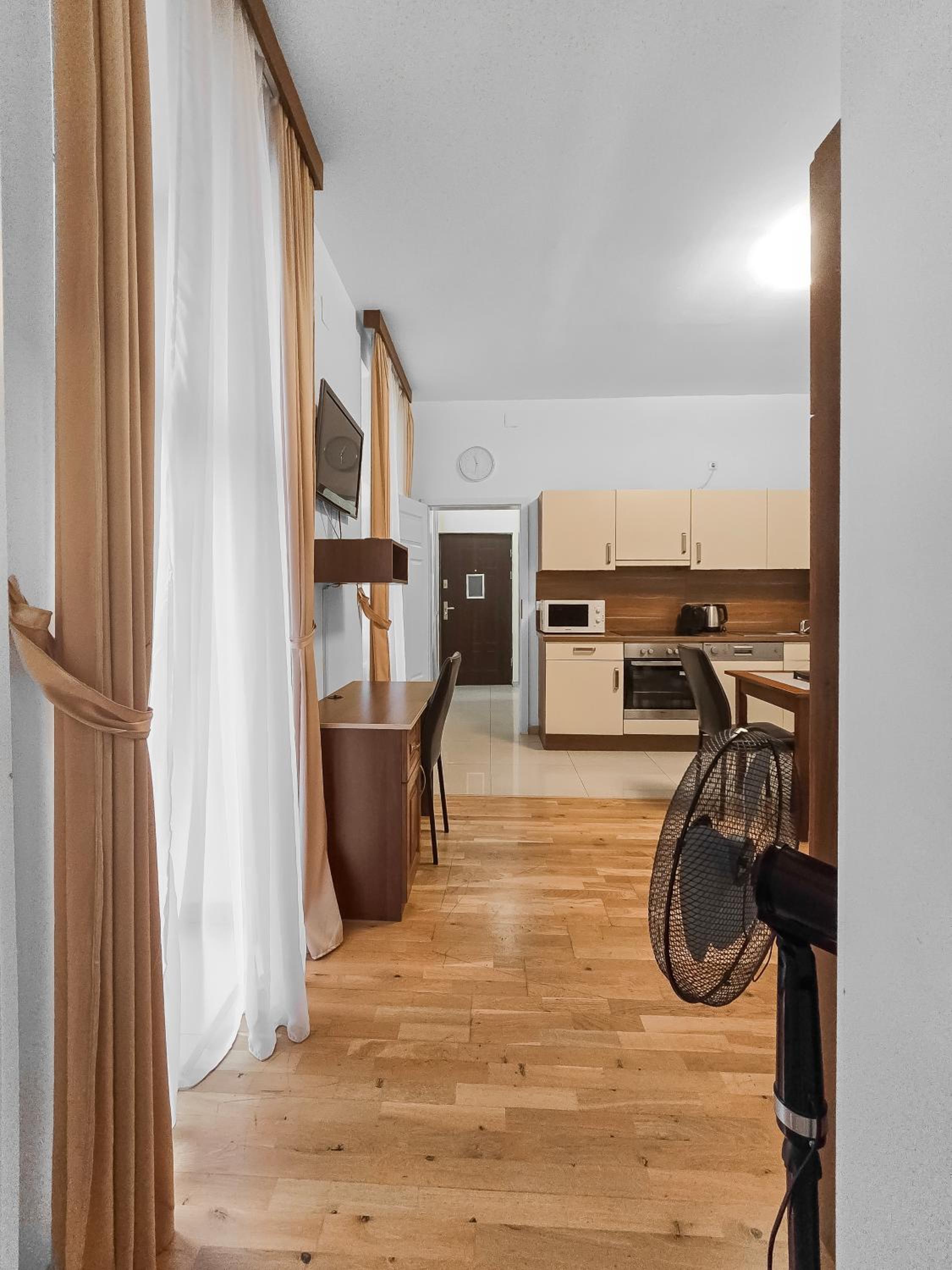 Two-Bedroom Balcony Retreat for 4 Near Millennium Tower