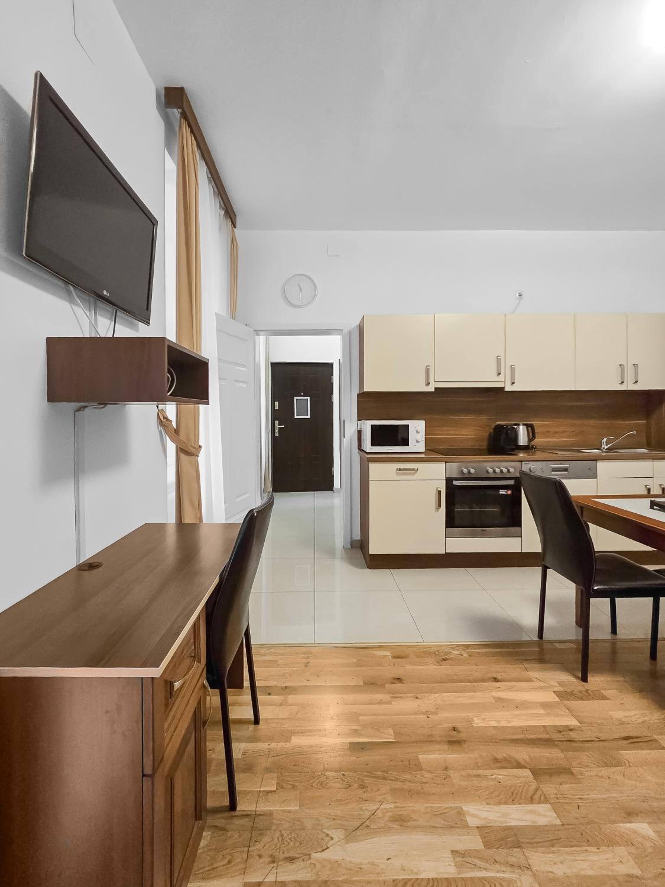 Two-Bedroom Balcony Retreat for 4 Near Millennium Tower