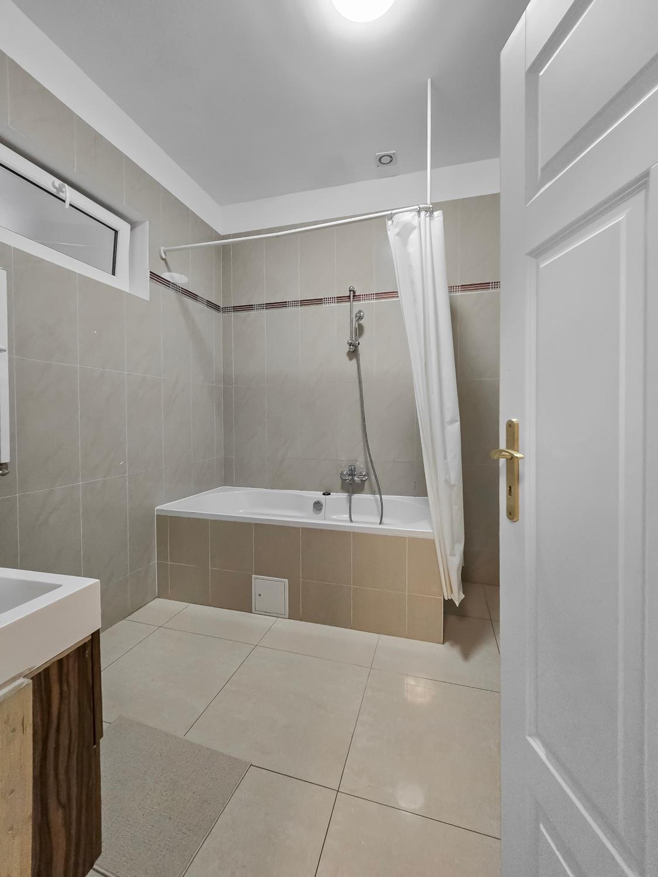 Spacious 3-Bedroom Retreat with Balcony for 8 Near Millennium Tower