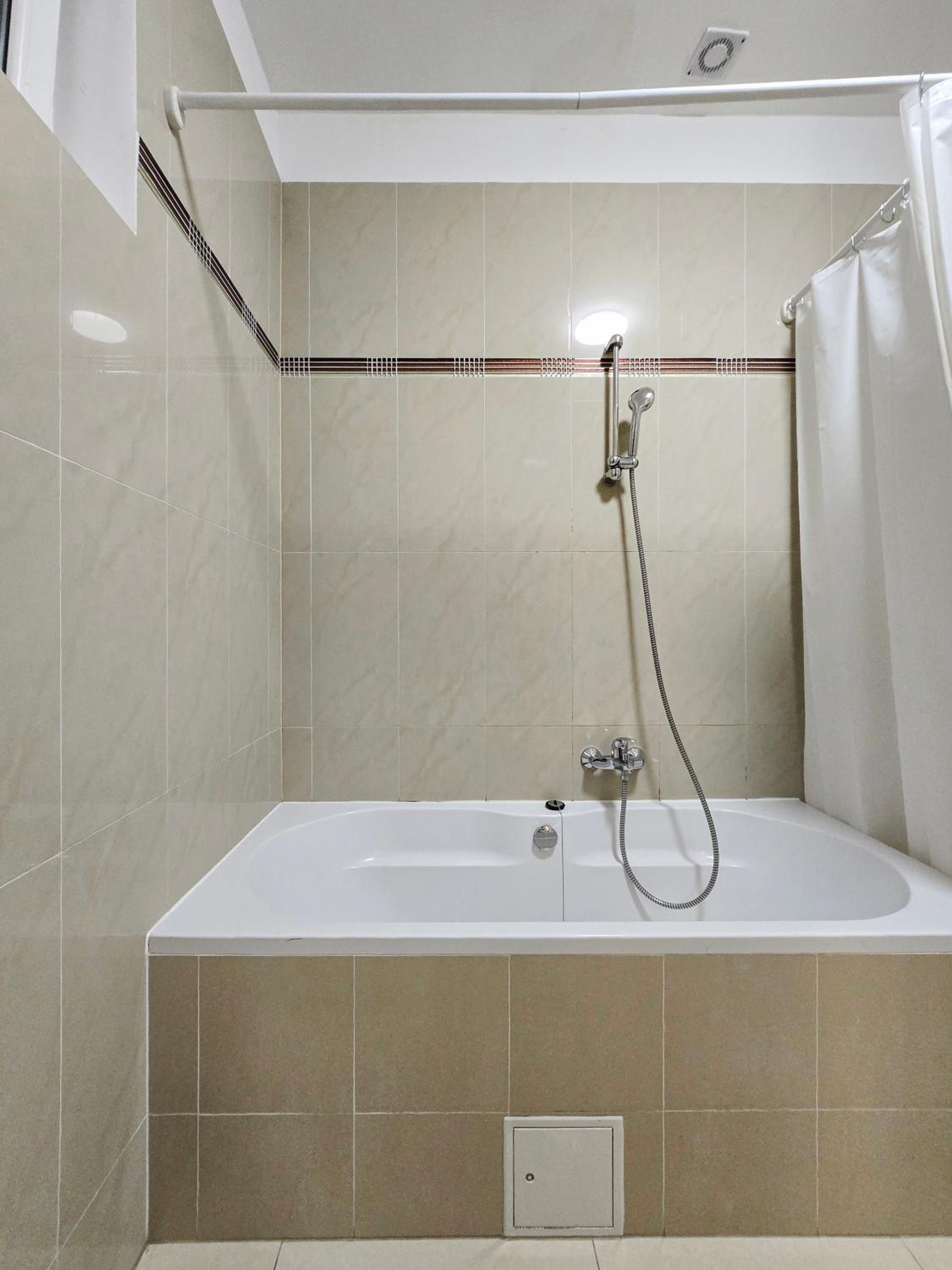 Spacious 3-Bedroom Retreat with Balcony for 8 Near Millennium Tower