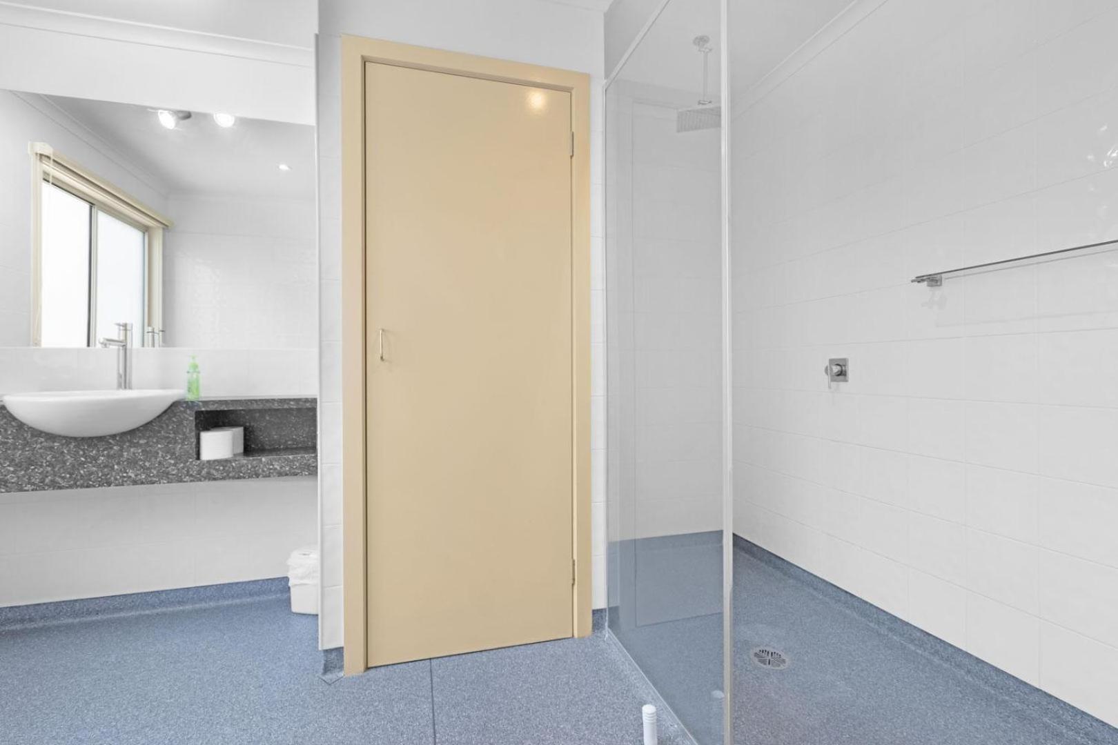Amphion - Waterfront Retreat
