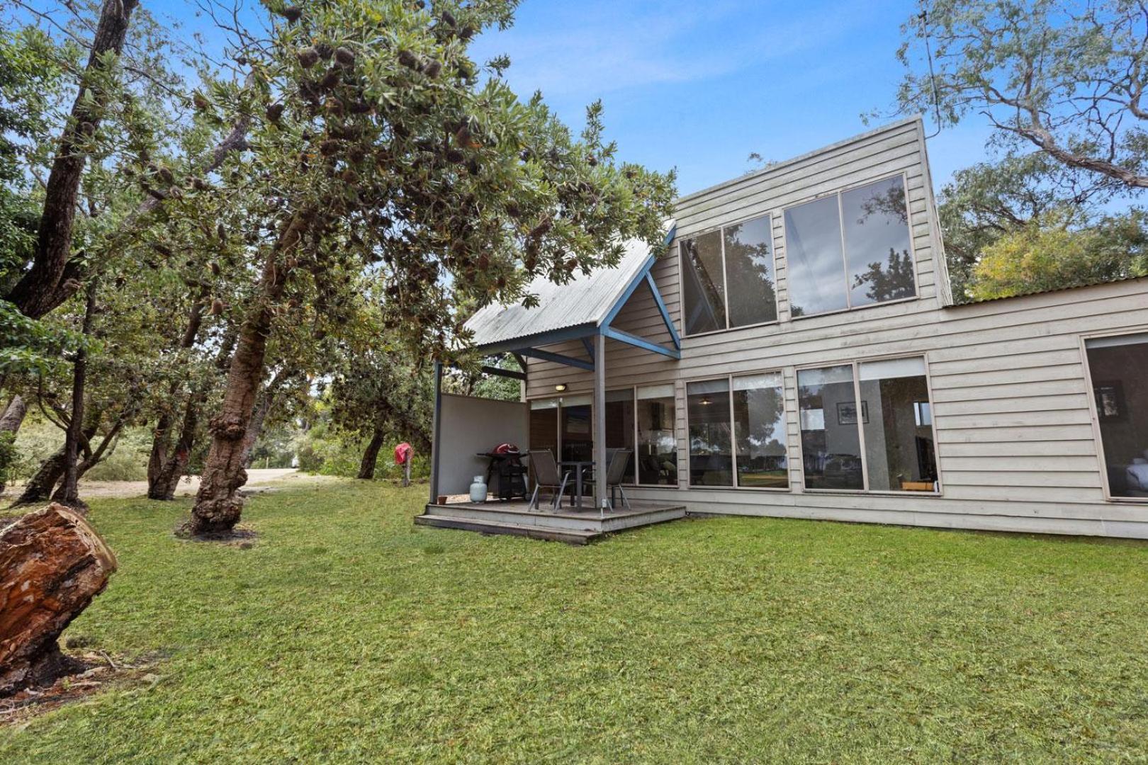 Tanjil - Waterfront Retreat