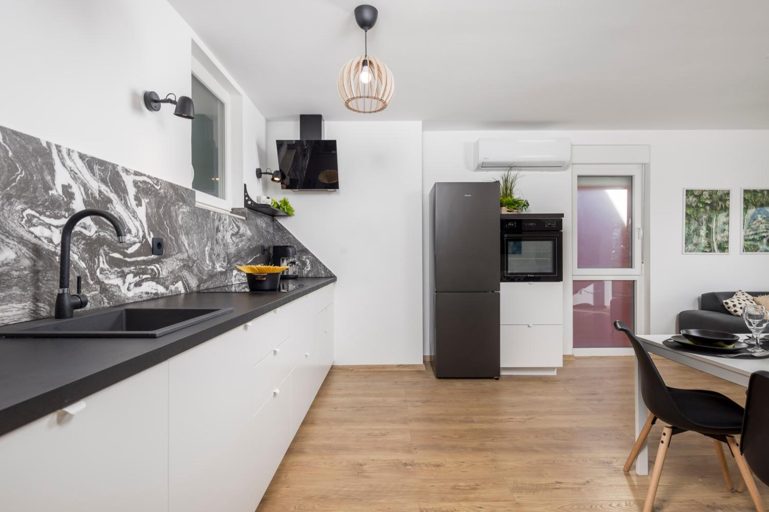 Urban Vista en Rijeka — kitchen