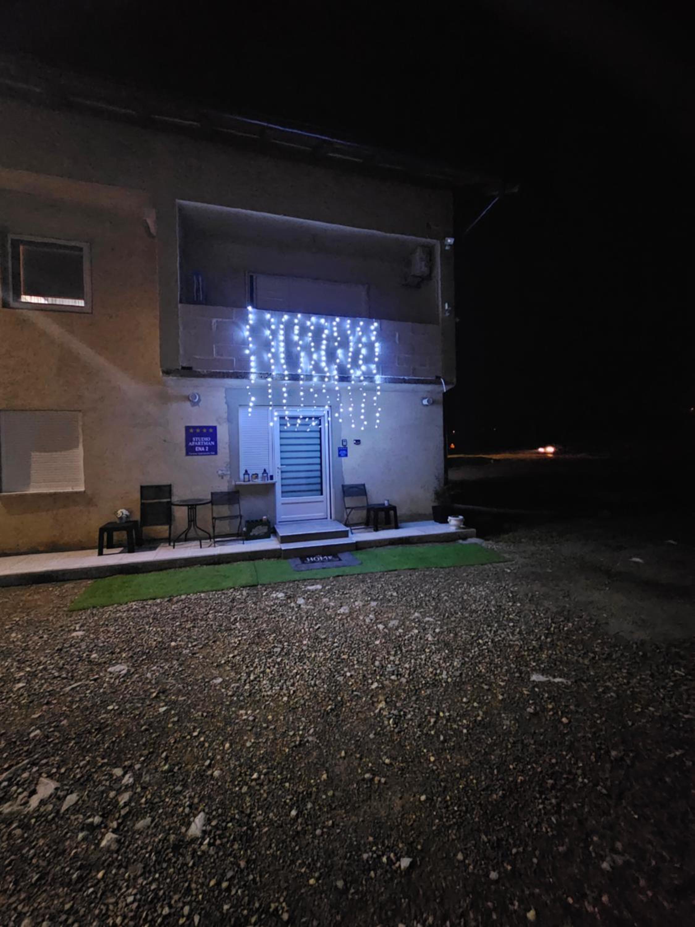 ENA 1&2 apartments-free parking 2200 m2-truck,trailer,boats friendly-EASY D1 access