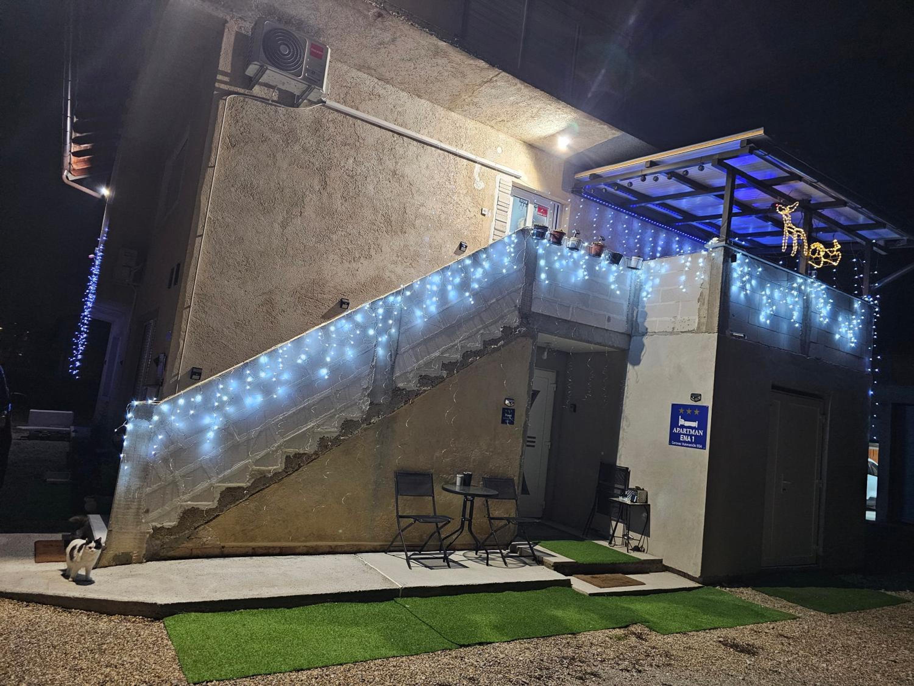 ENA 1&2 apartments-free parking 2200 m2-truck,trailer,boats friendly-EASY D1 access