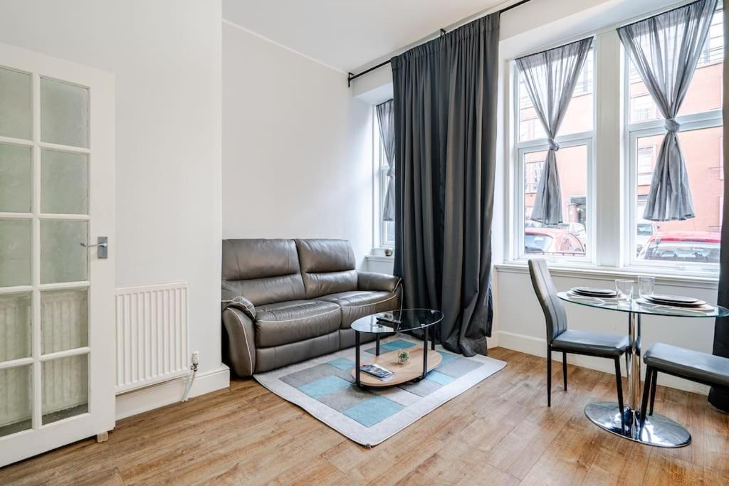 Stunning Ground Floor flat in Southside. view 2