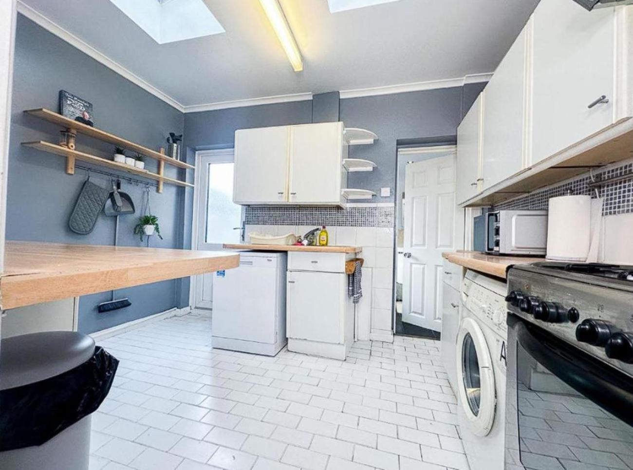Heartwarming Windsor Cottage with Free Parking - Perfect for Contractors, Relocators and Long Term Stays! Weekly And Monthly Stay Deals 2