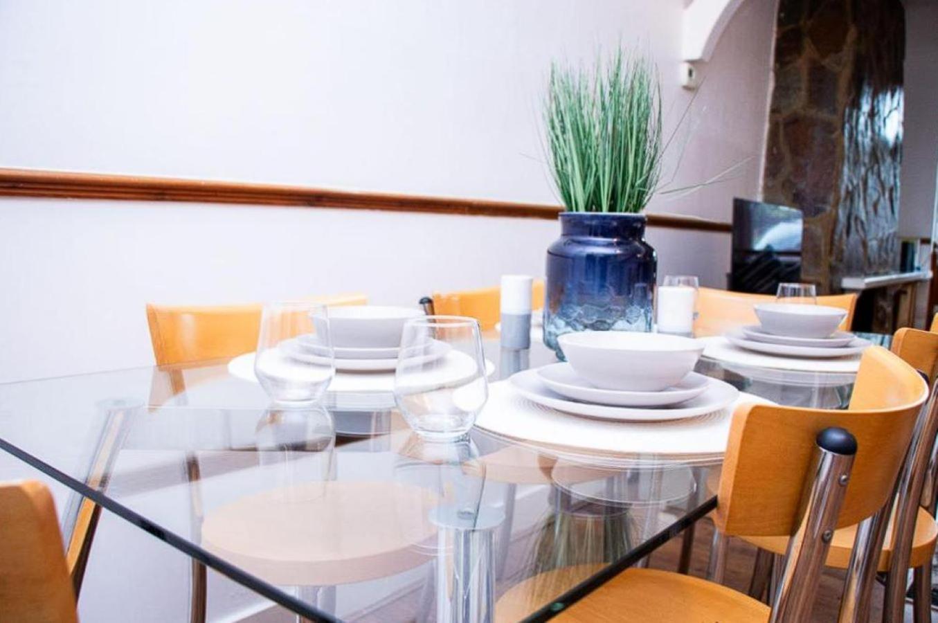 Heartwarming Windsor Cottage with Free Parking - Perfect for Contractors, Relocators and Long Term Stays! Weekly And Monthly Stay Deals