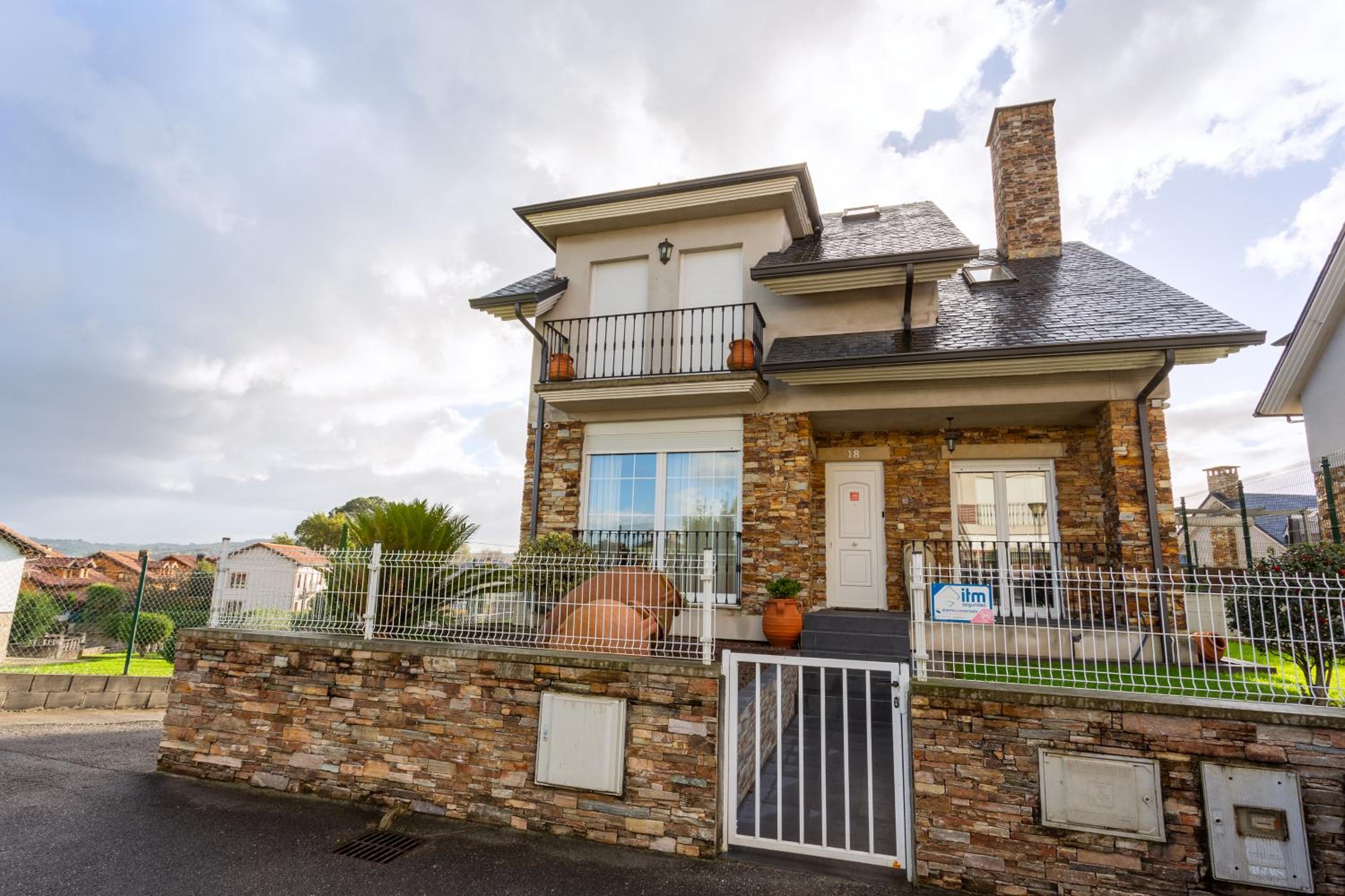 Los cuetos, casa para 6 personas con jardín y parking, a pocos minutos de Suances