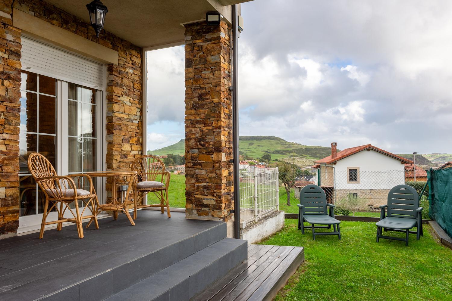 Los cuetos, casa para 6 personas con jardín y parking, a pocos minutos de Suances