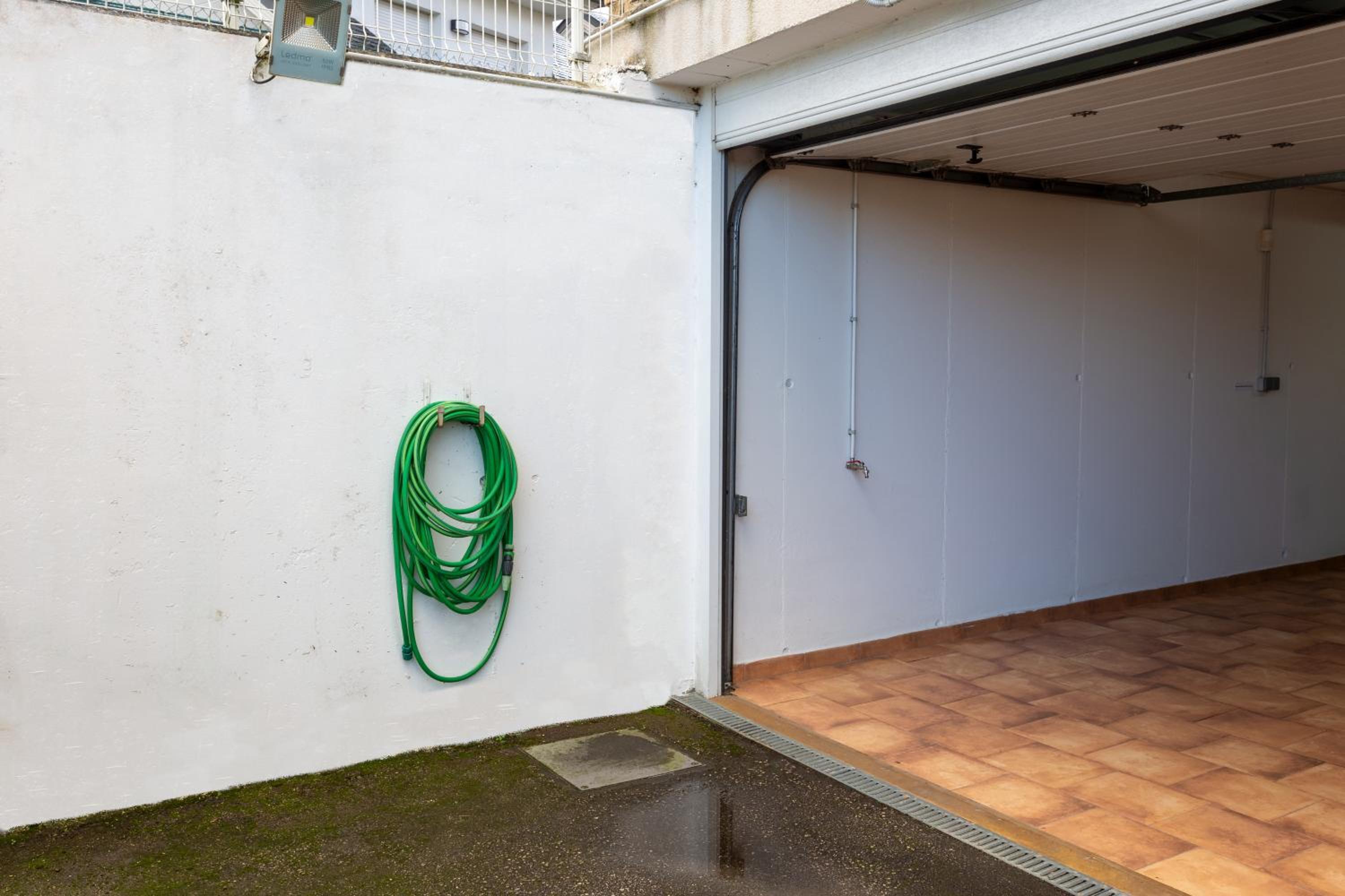 Los cuetos, casa para 6 personas con jardín y parking, a pocos minutos de Suances