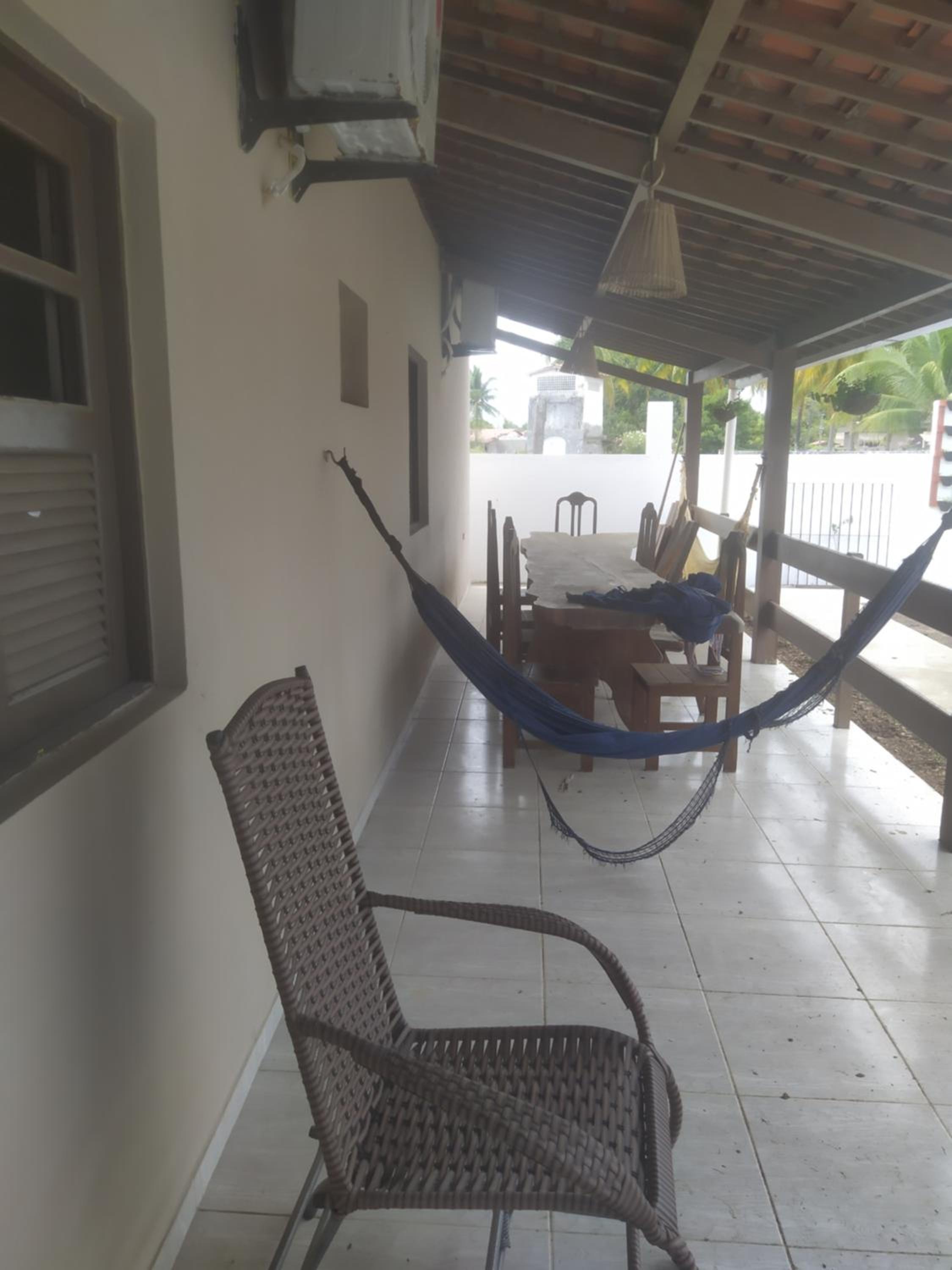 Casa amarela à beira mar
