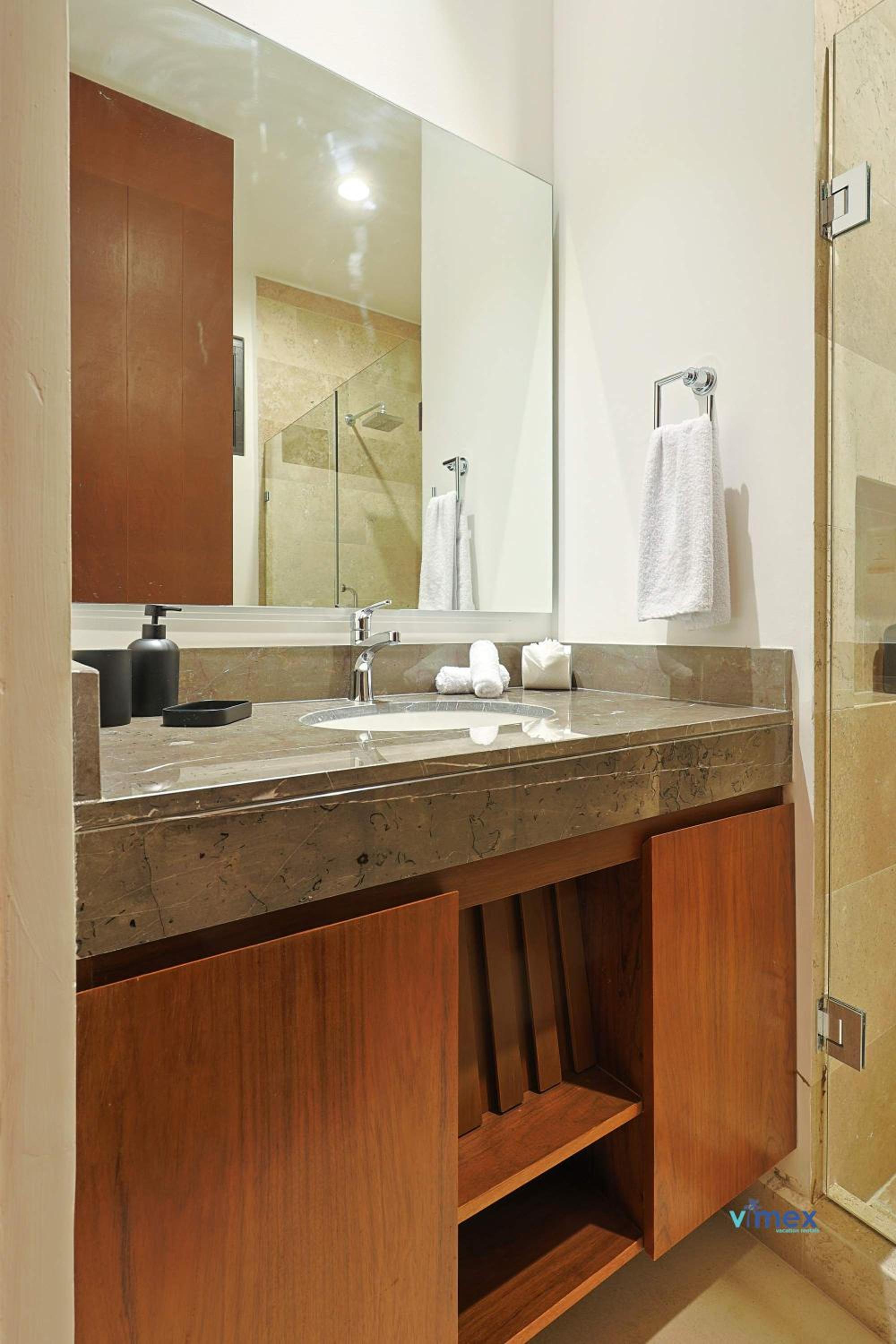 Modern Townhouse with Private Pool and BBQ Area