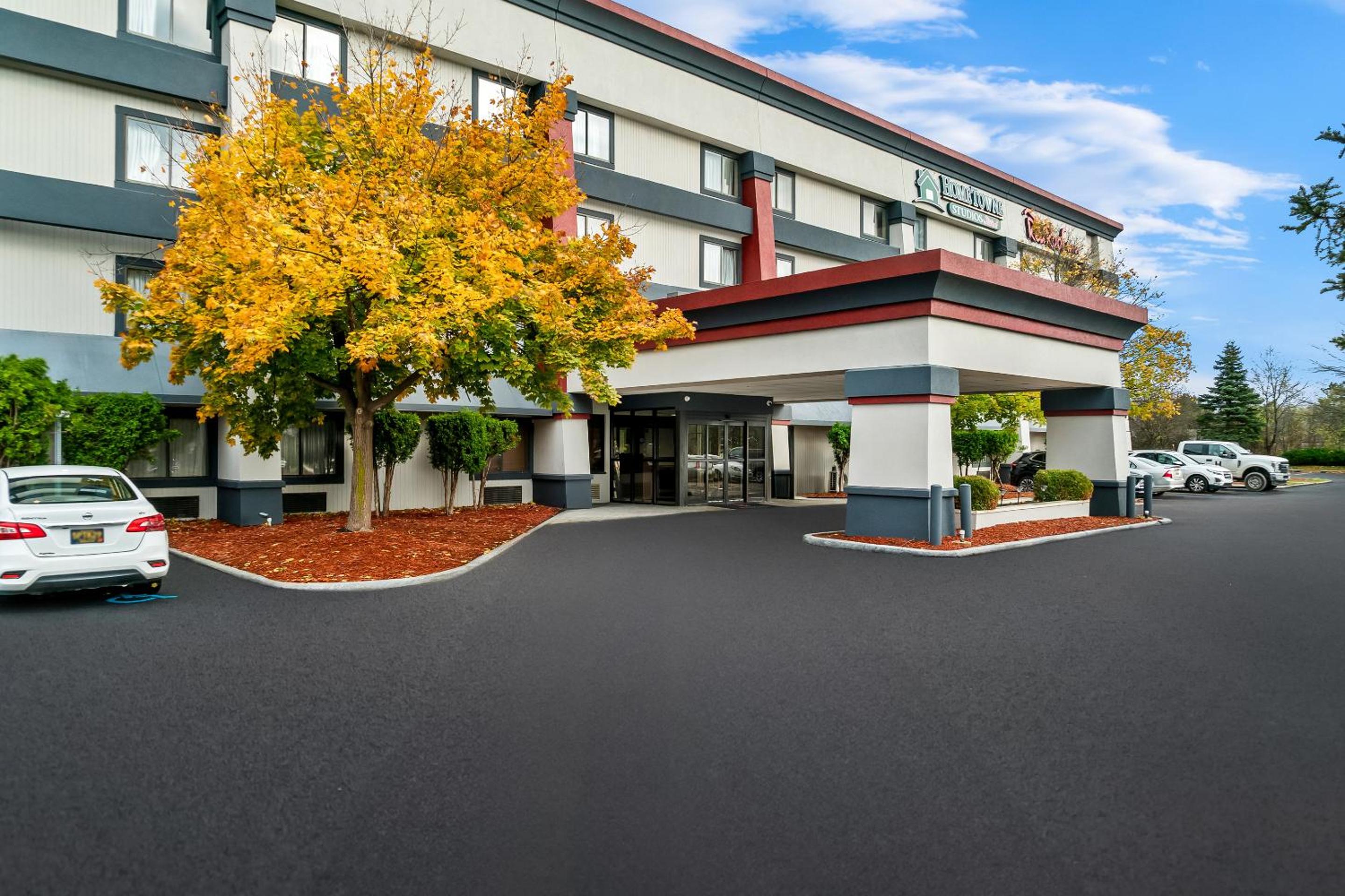 HomeTowne Studios by Red Roof Flint view 5