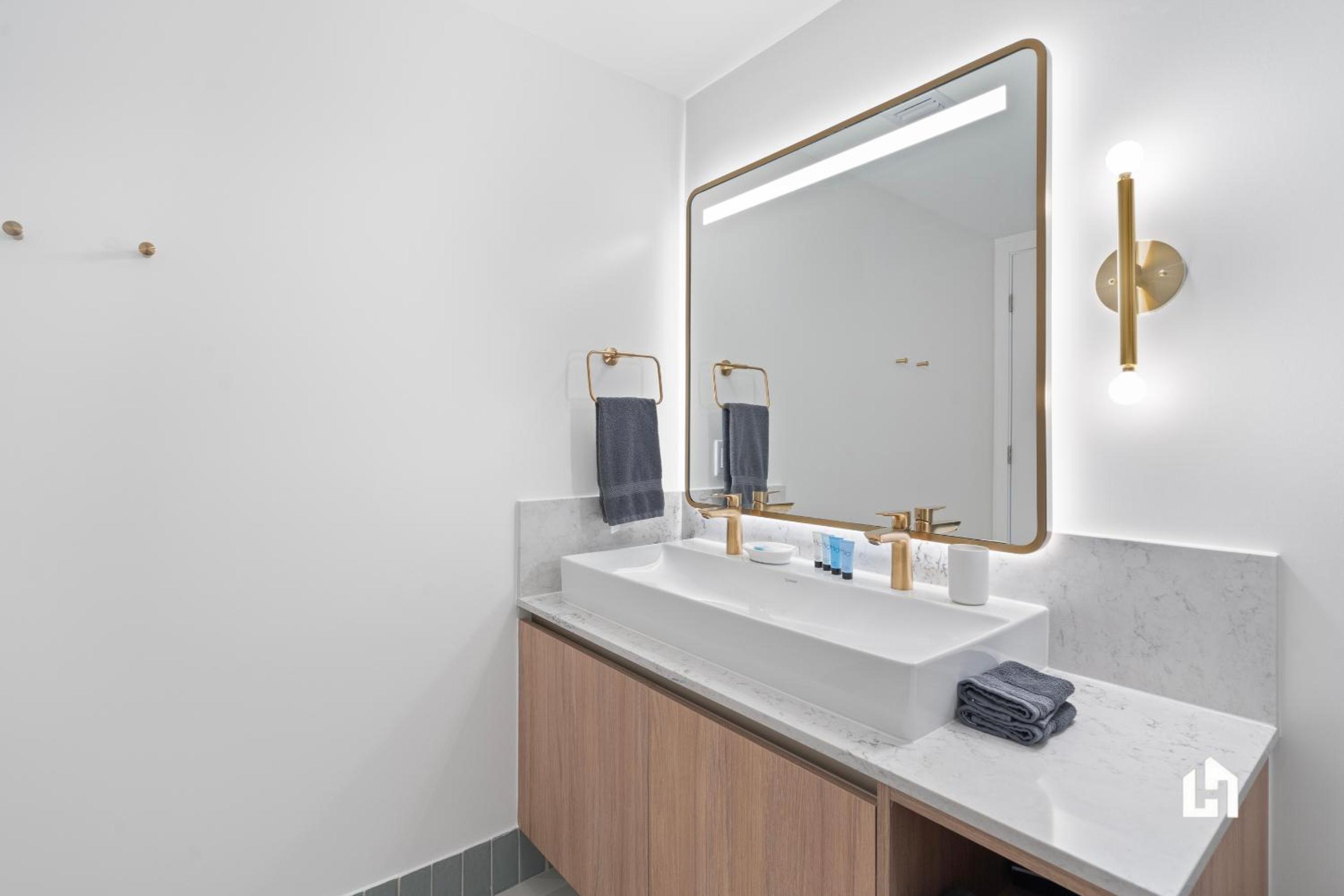 Stylish Apartments with Partial Ocean Views in Downtown!