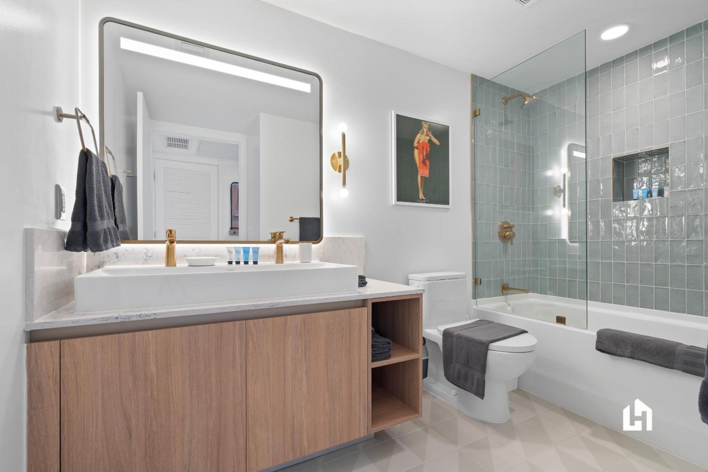 Stylish Apartments with Partial Ocean Views in Downtown!