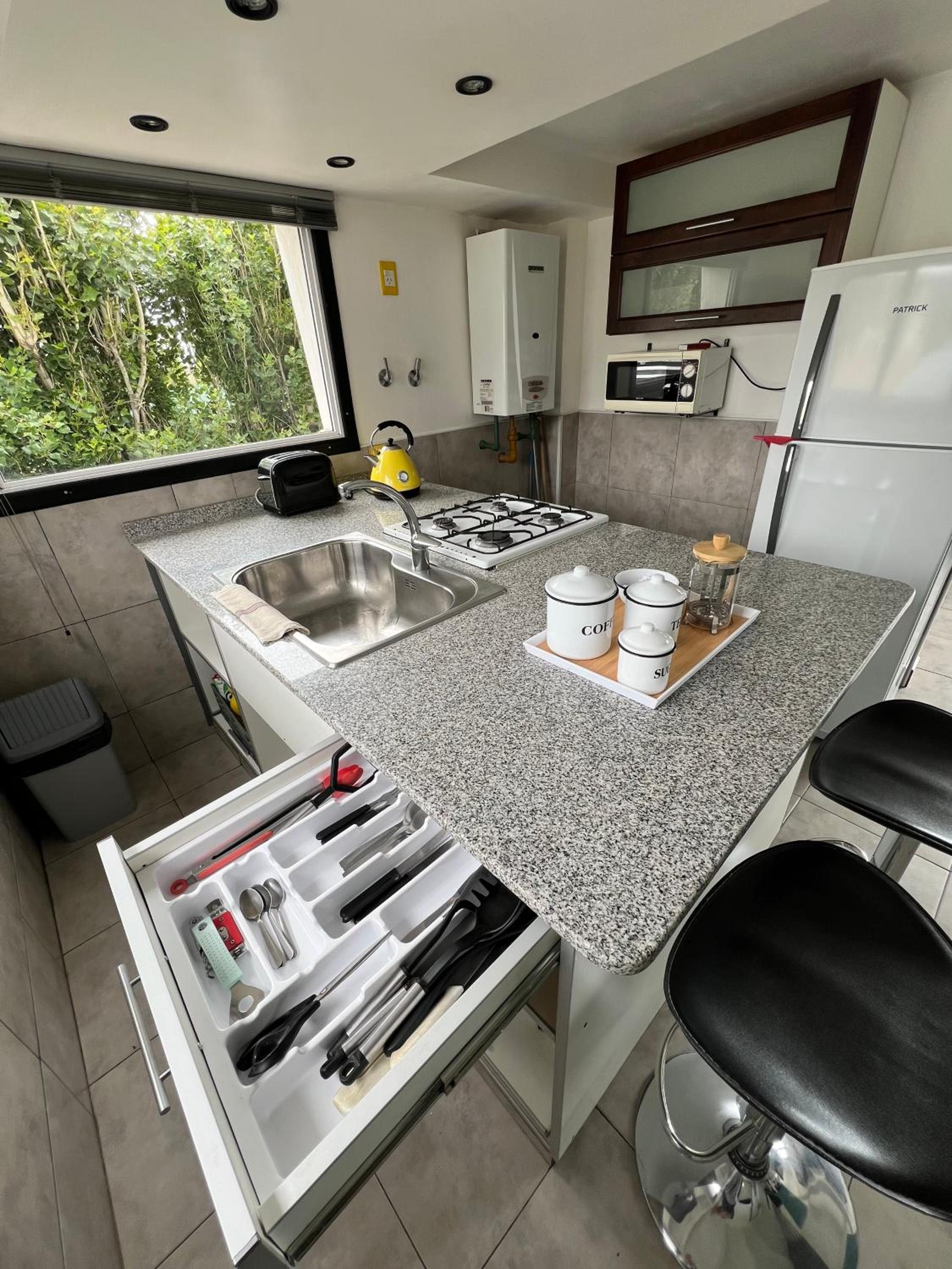 CASA YASA EN CALAFATE- Parque privado y parrilla