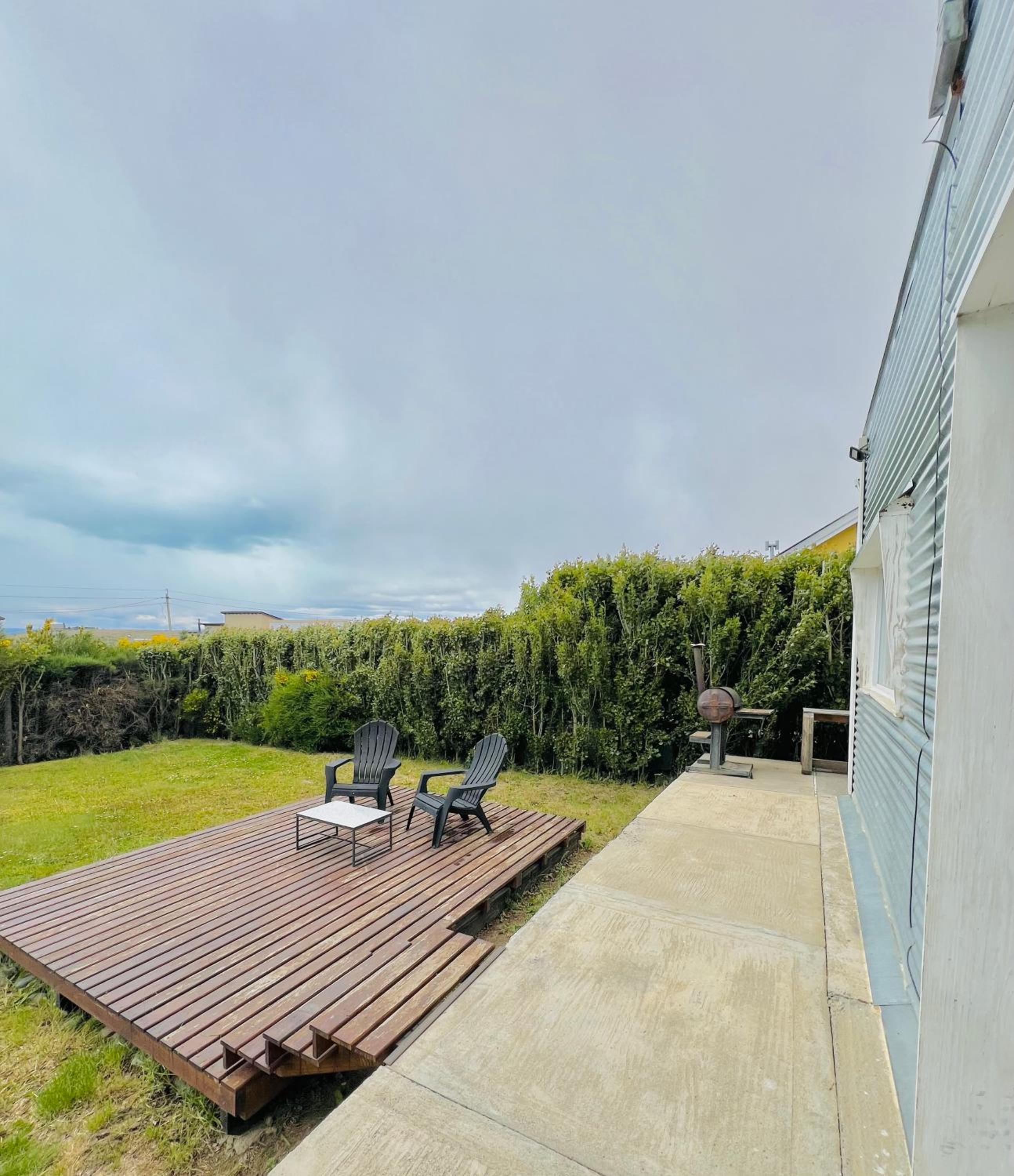 CASA YASA EN CALAFATE- Parque privado y parrilla