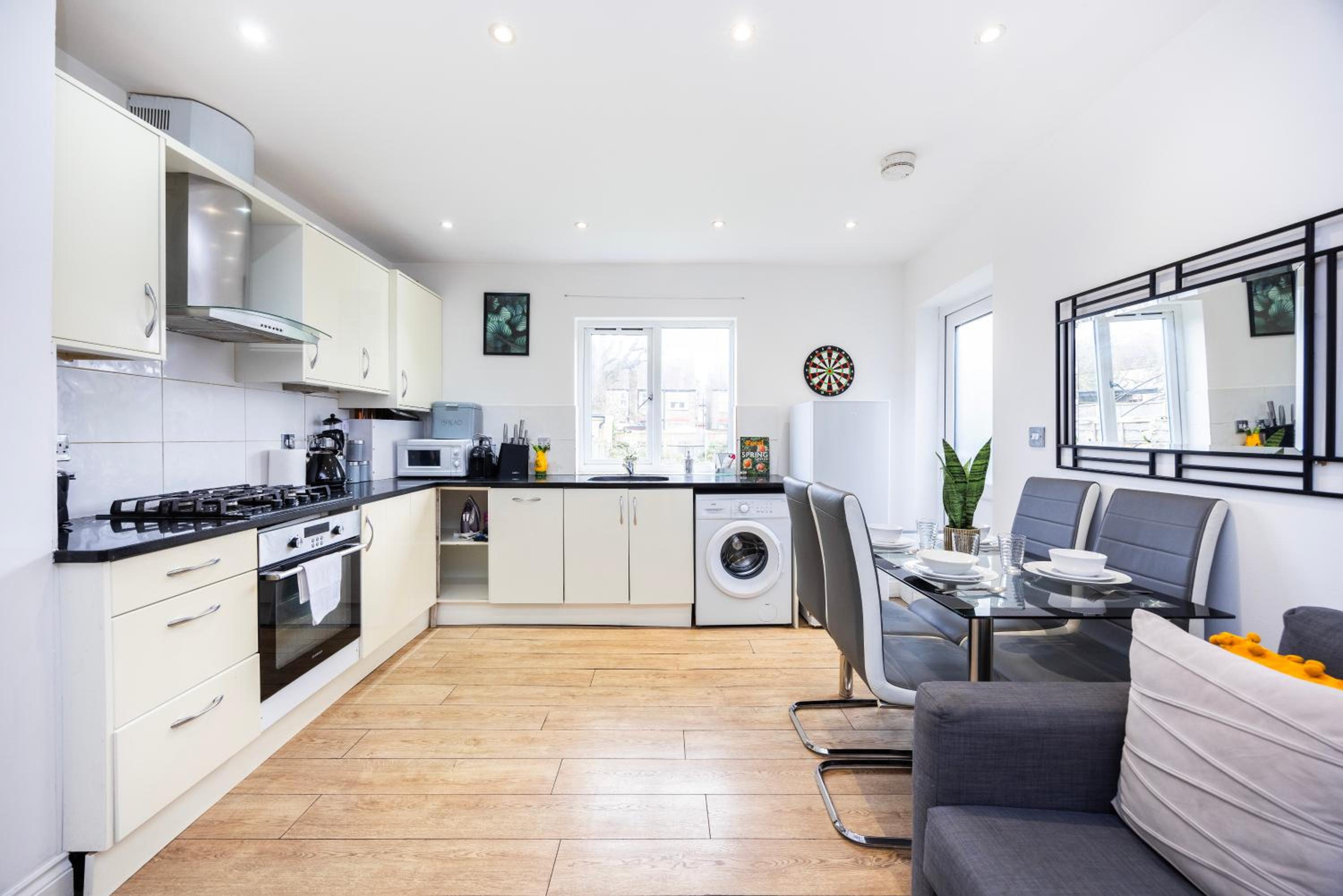 2 Bed Ground Floor Apartment in Croydon, 20 Percent OFF By AV Stays Croydon view 2