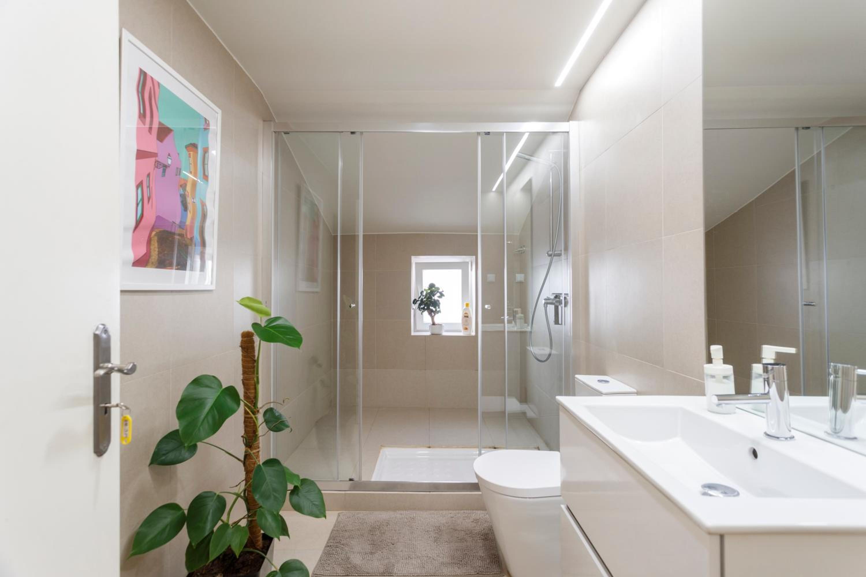Suite in Cozy Apartment in Chiado in Shared House view 4