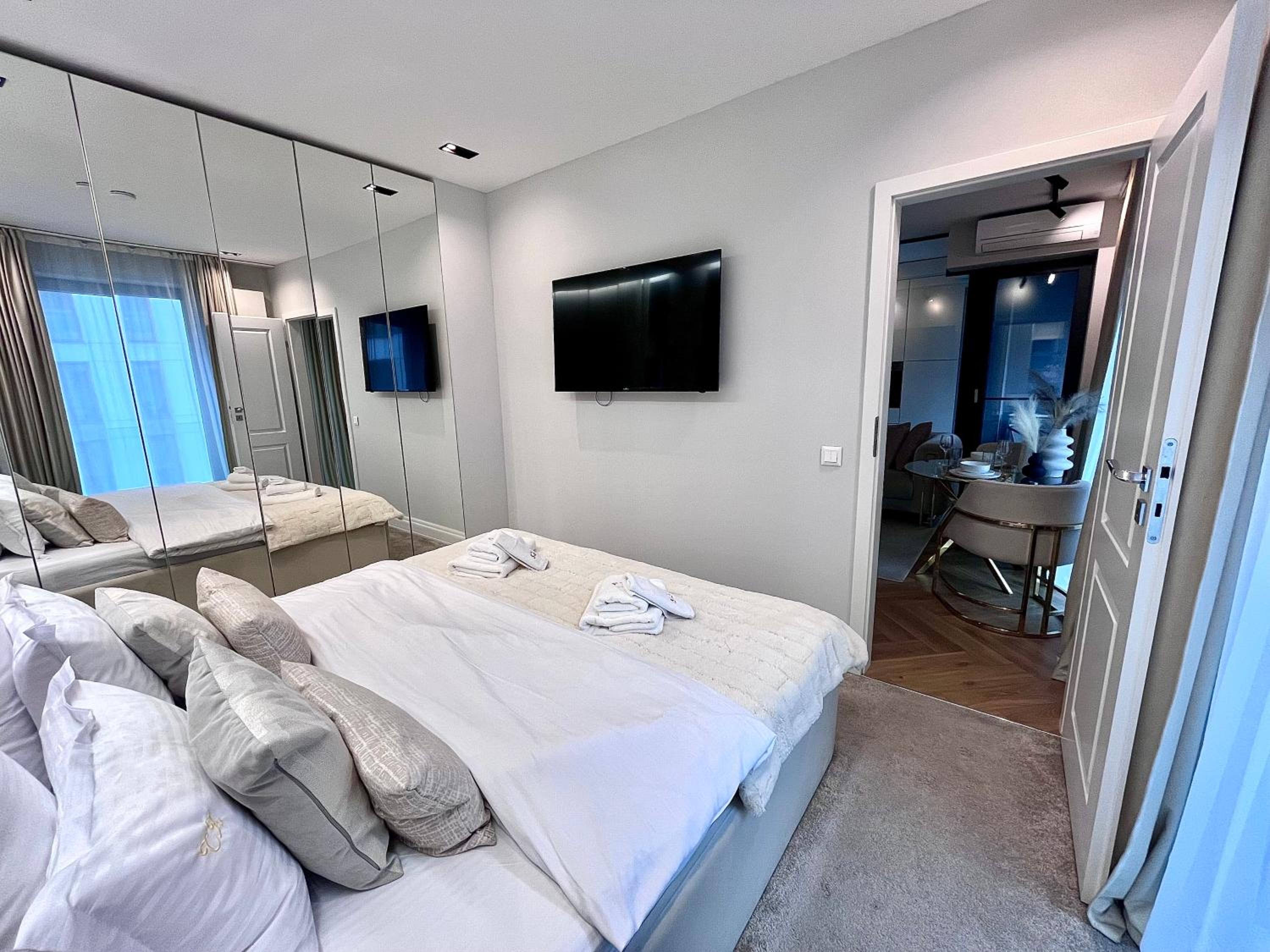 FLH Golden Elegance - Balcony, Garage & King Bed close to Therme and Airport