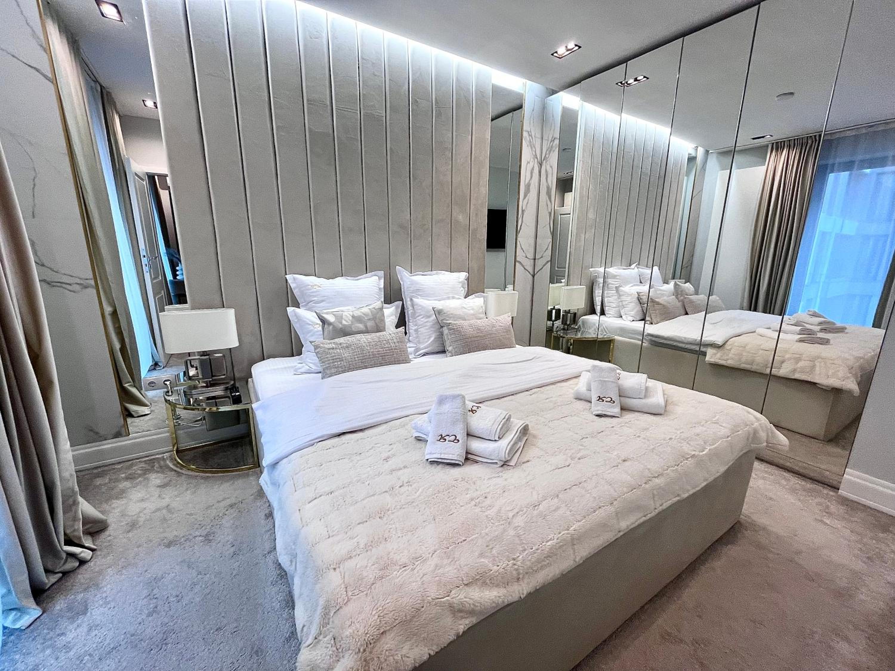 FLH Golden Elegance - Balcony, Garage & King Bed close to Therme and Airport