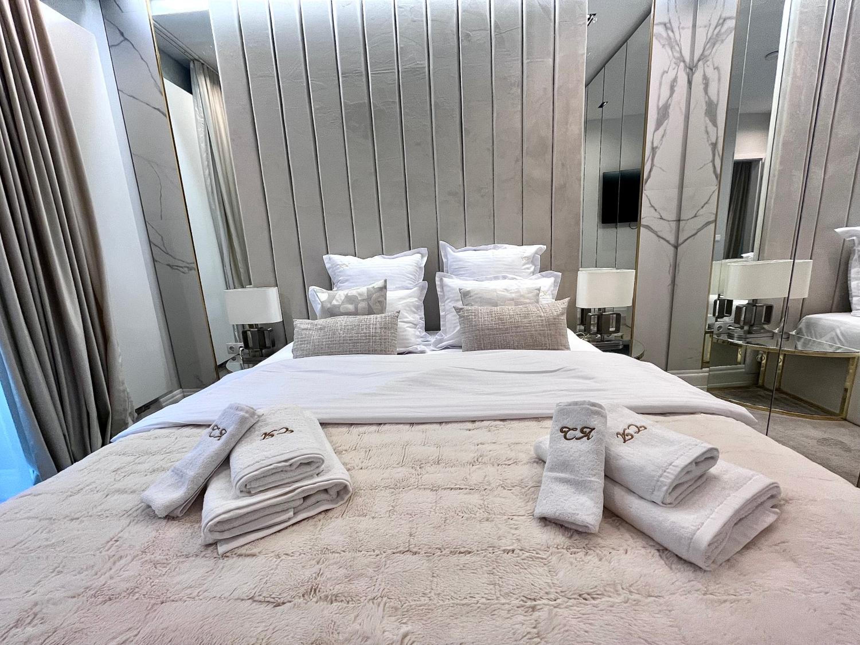 FLH Golden Elegance - Balcony, Garage & King Bed close to Therme and Airport