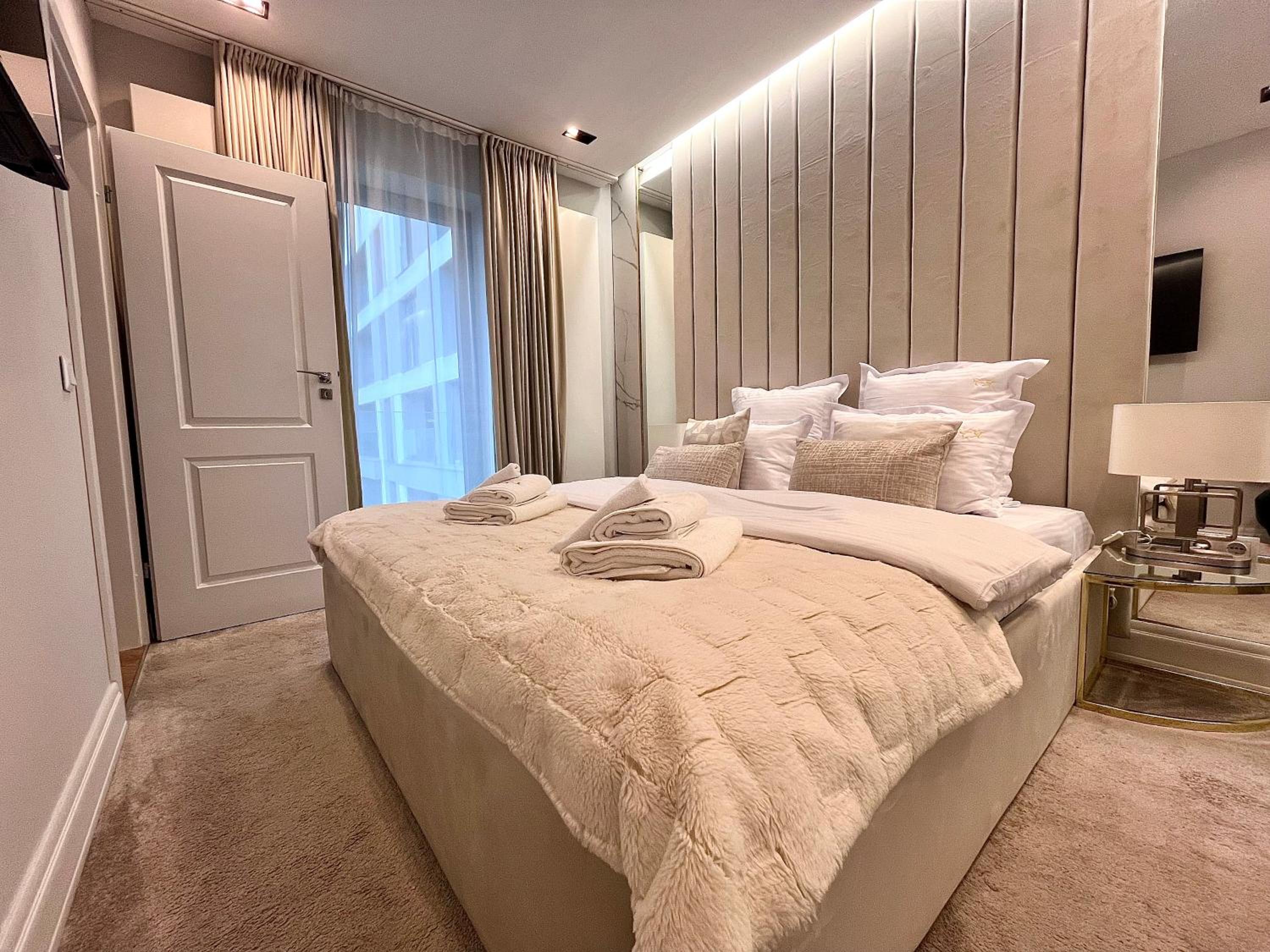 FLH Golden Elegance - Balcony, Garage & King Bed close to Therme and Airport