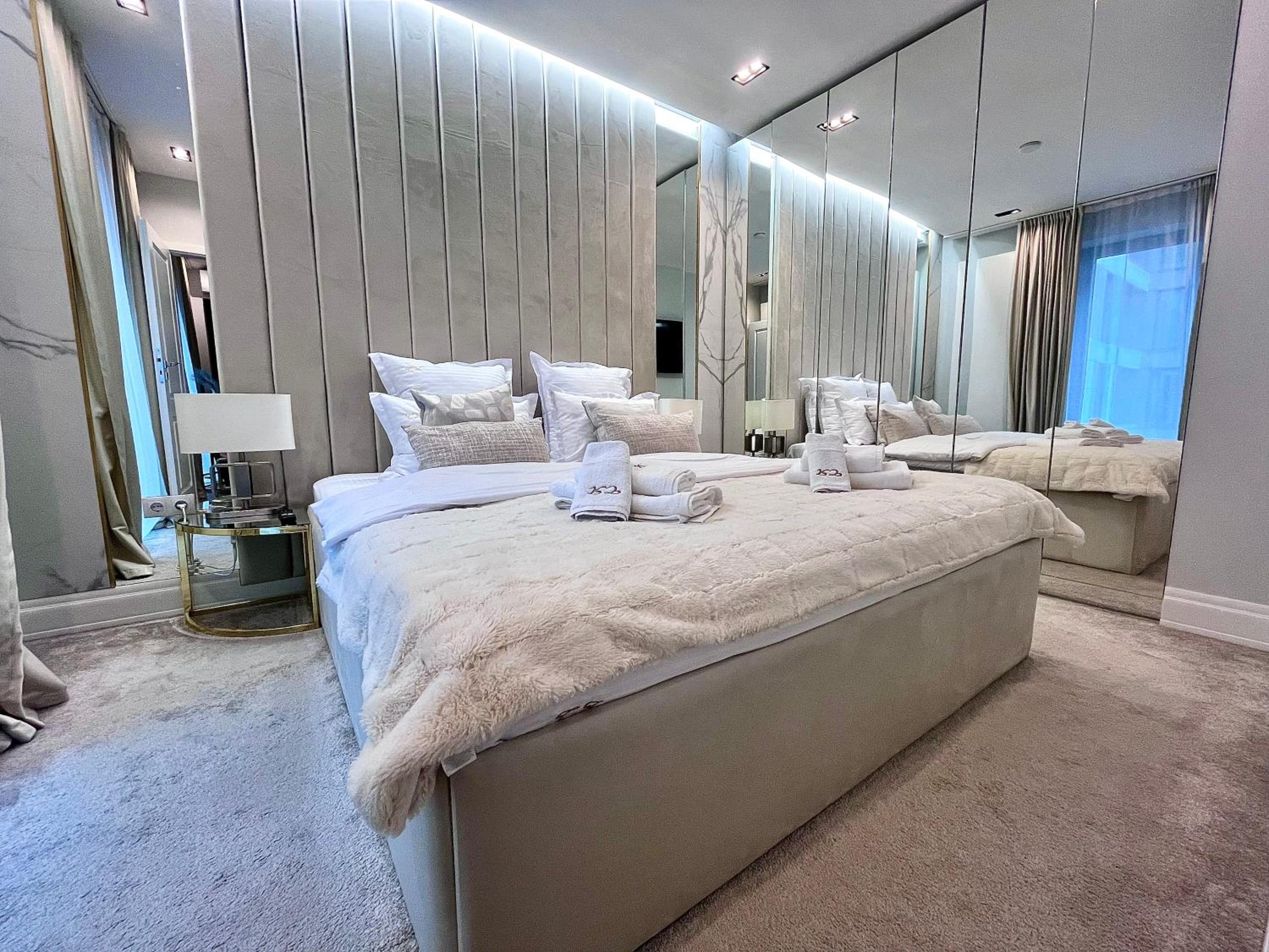 FLH Golden Elegance - Balcony, Garage & King Bed close to Therme and Airport