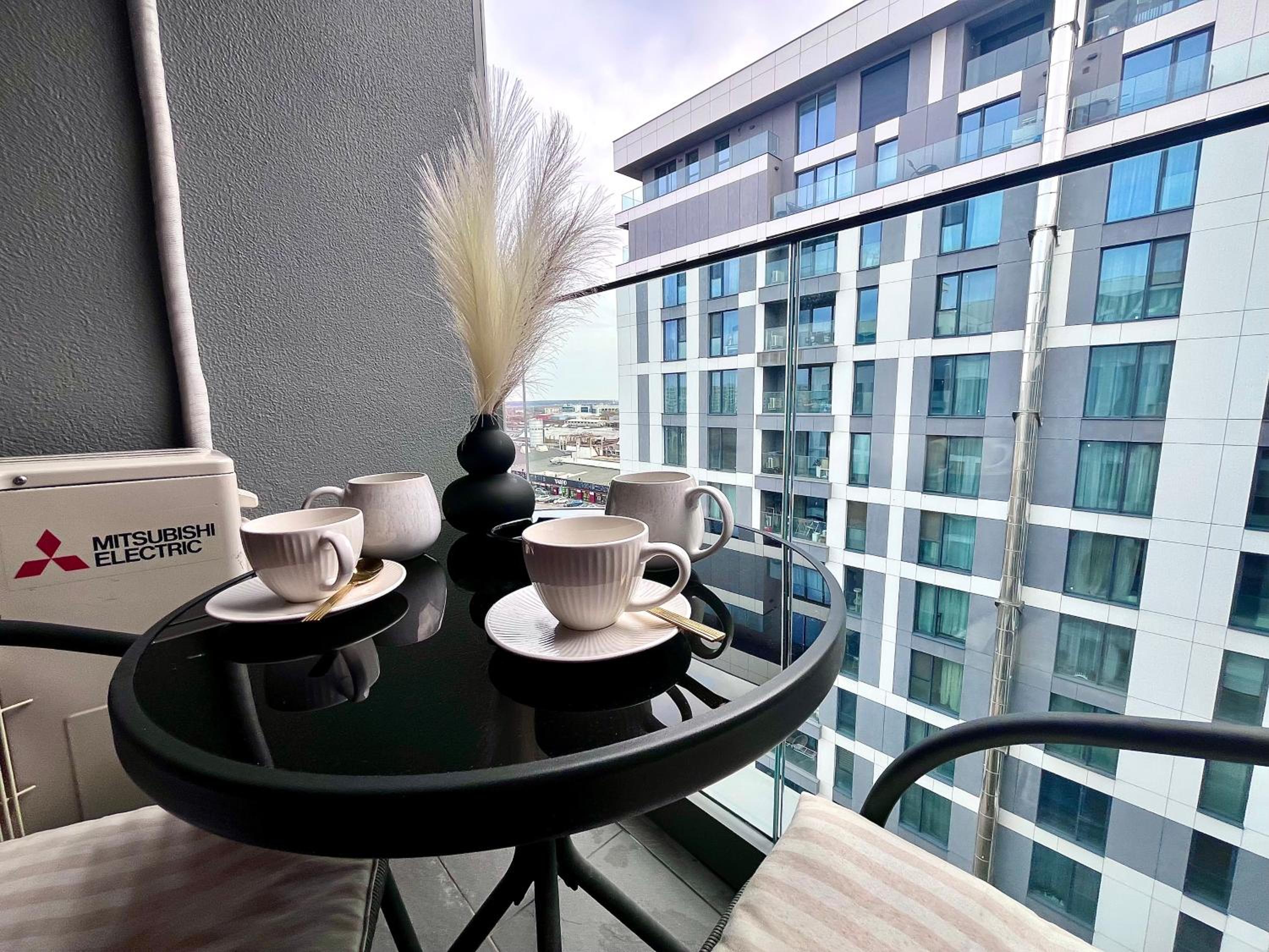 FLH Golden Elegance - Balcony, Garage & King Bed close to Therme and Airport