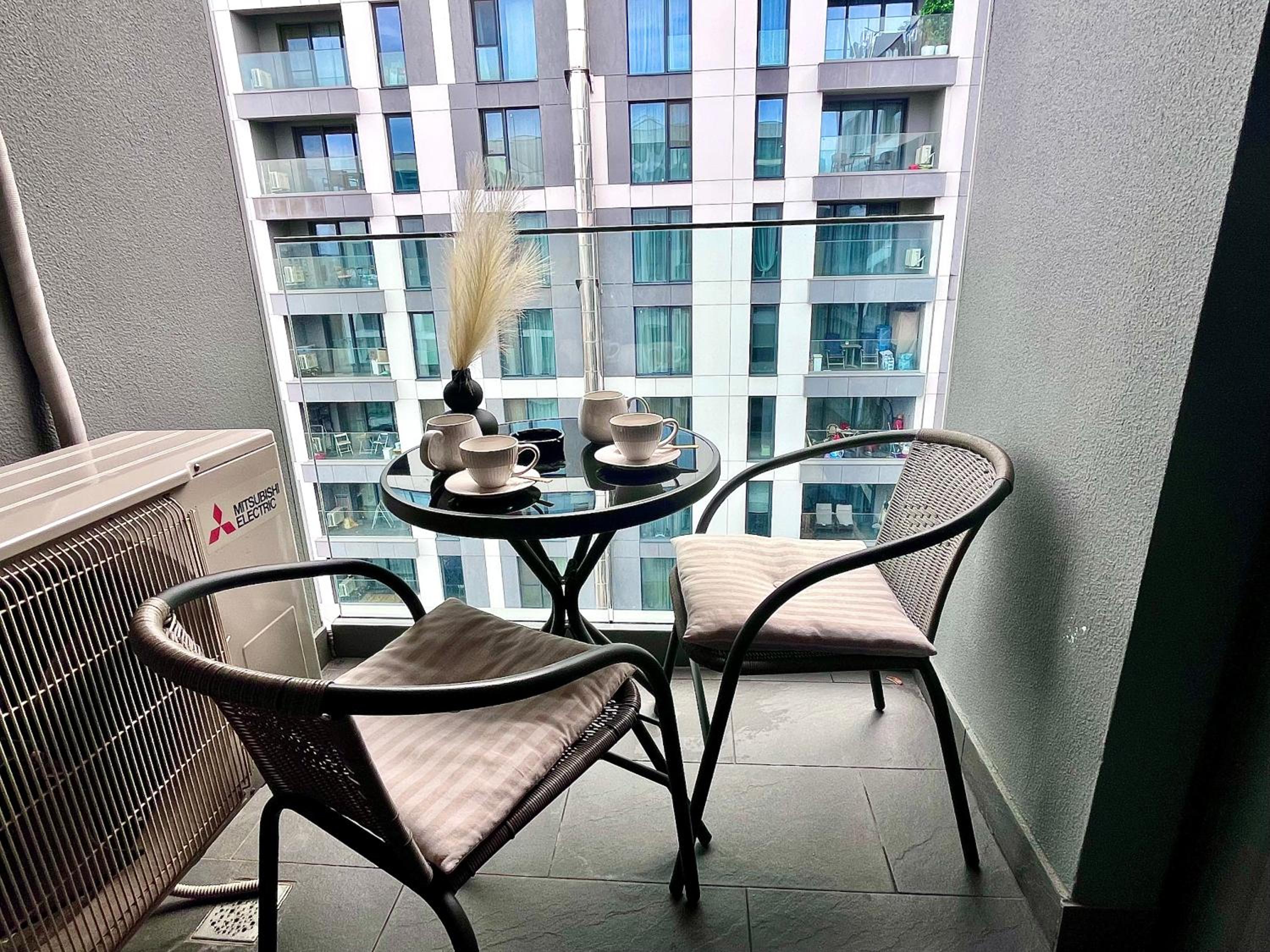 FLH Golden Elegance - Balcony, Garage & King Bed close to Therme and Airport