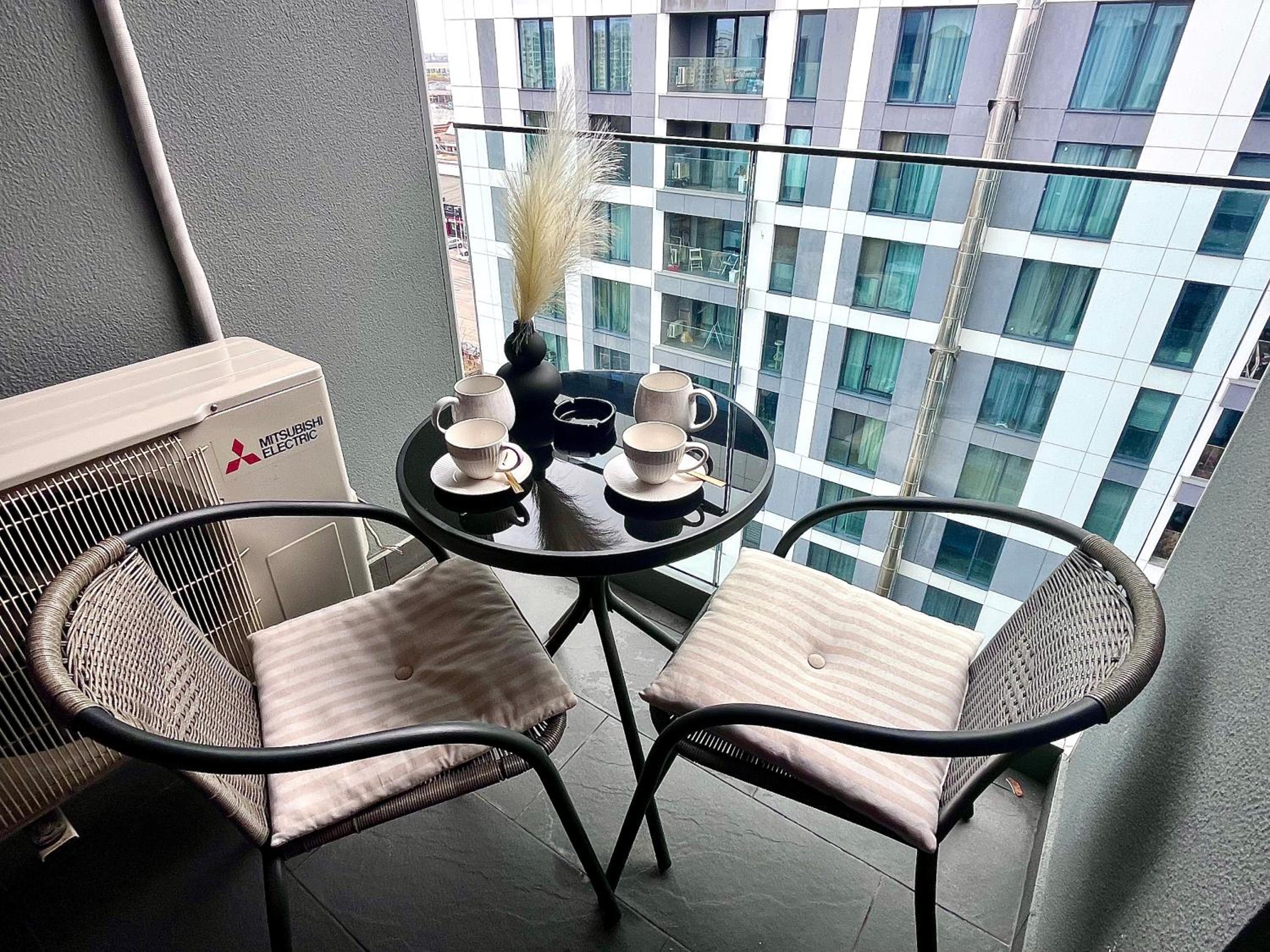 FLH Golden Elegance - Balcony, Garage & King Bed close to Therme and Airport