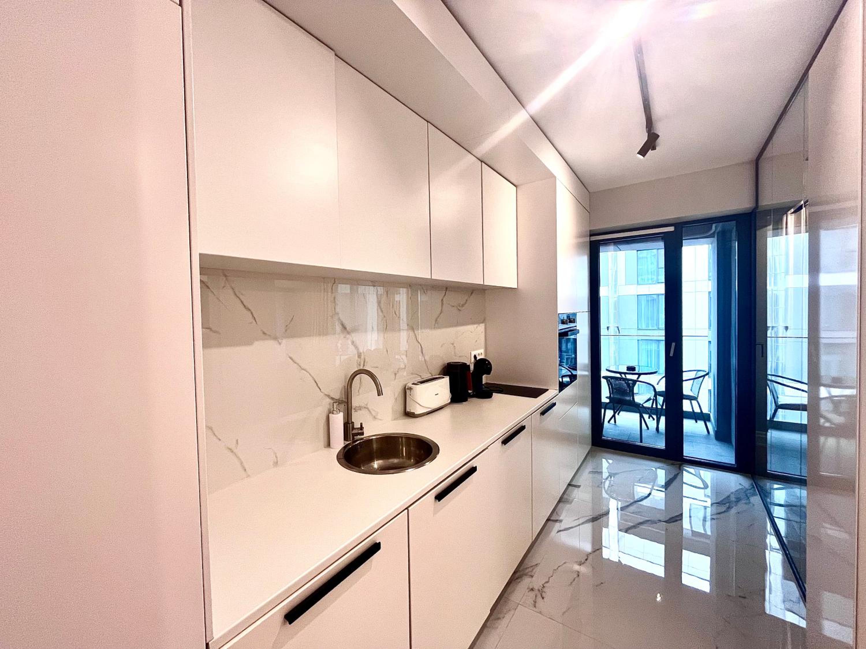 FLH Golden Elegance - Balcony, Garage & King Bed close to Therme and Airport