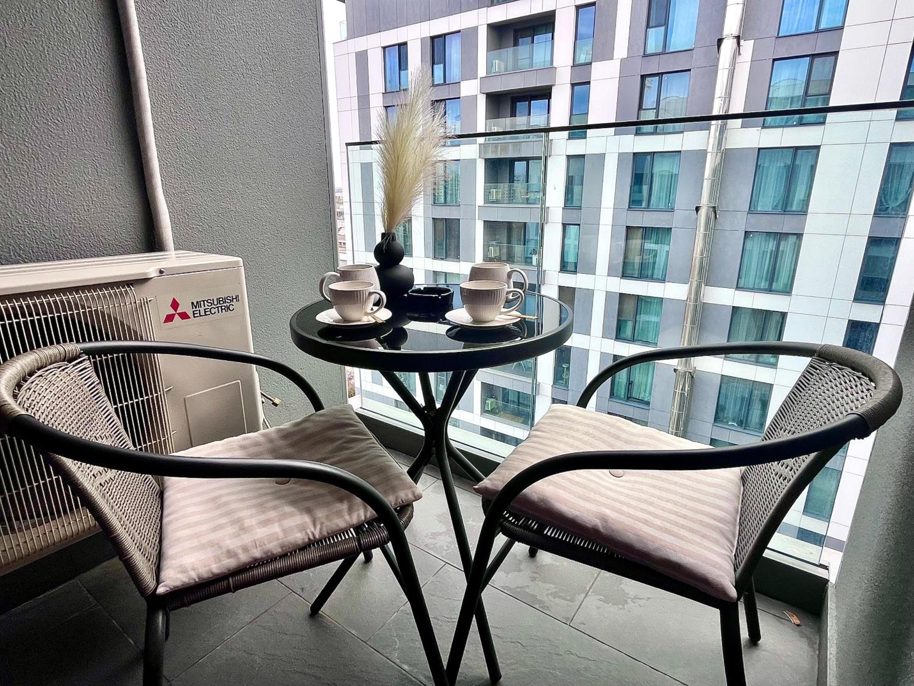 FLH Golden Elegance - Balcony, Garage & King Bed close to Therme and Airport