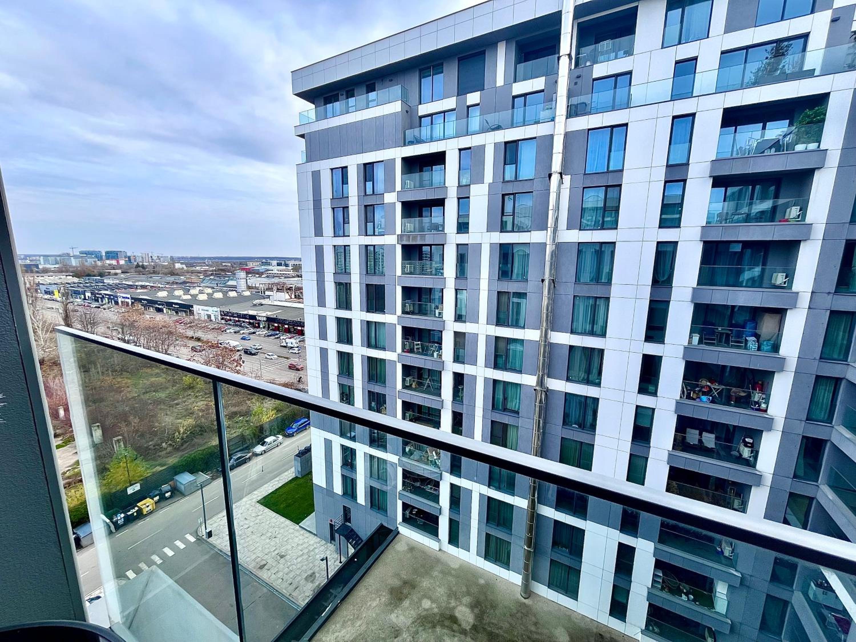 FLH Golden Elegance - Balcony, Garage & King Bed close to Therme and Airport