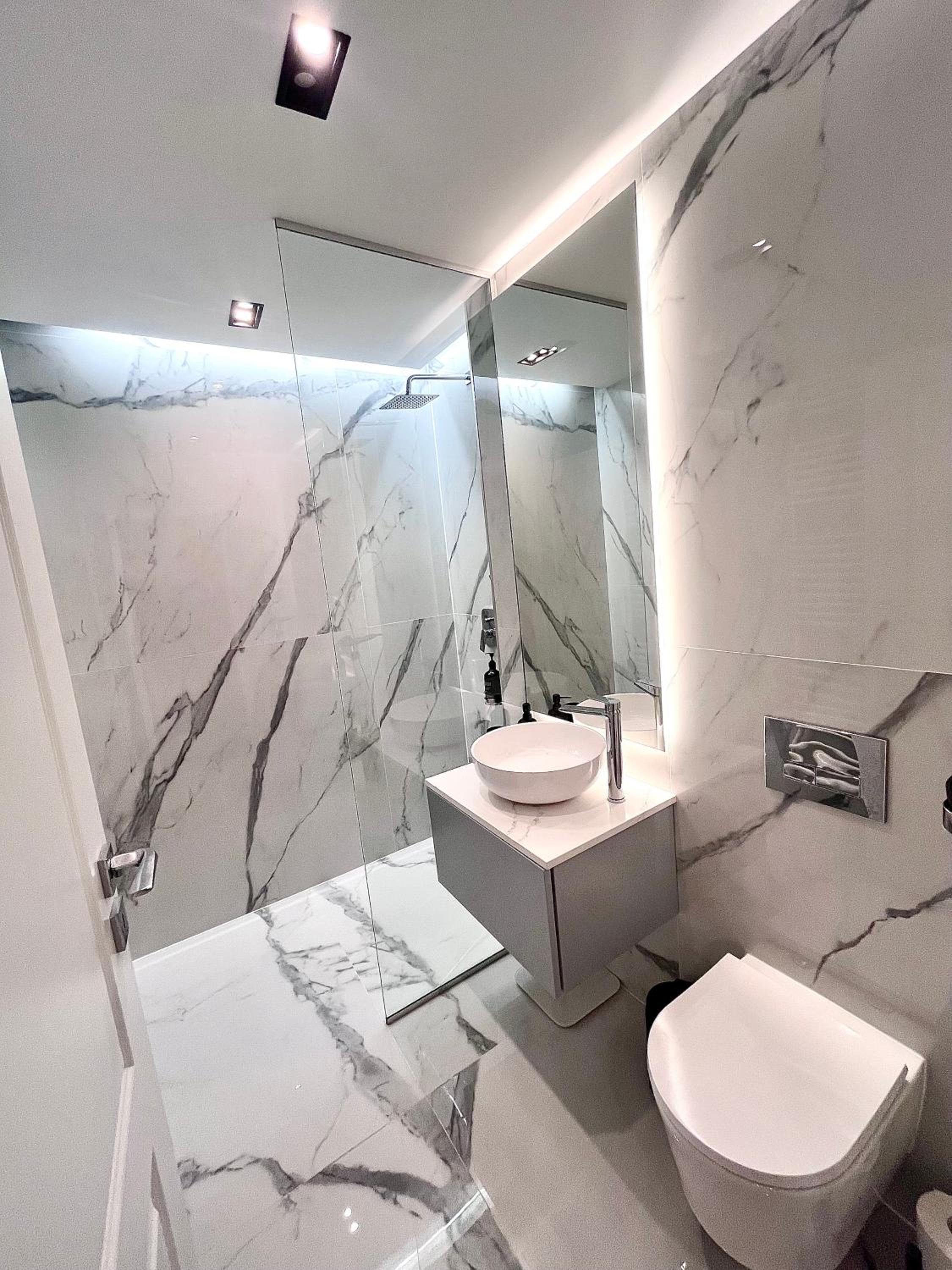 FLH Golden Elegance - Balcony, Garage & King Bed close to Therme and Airport
