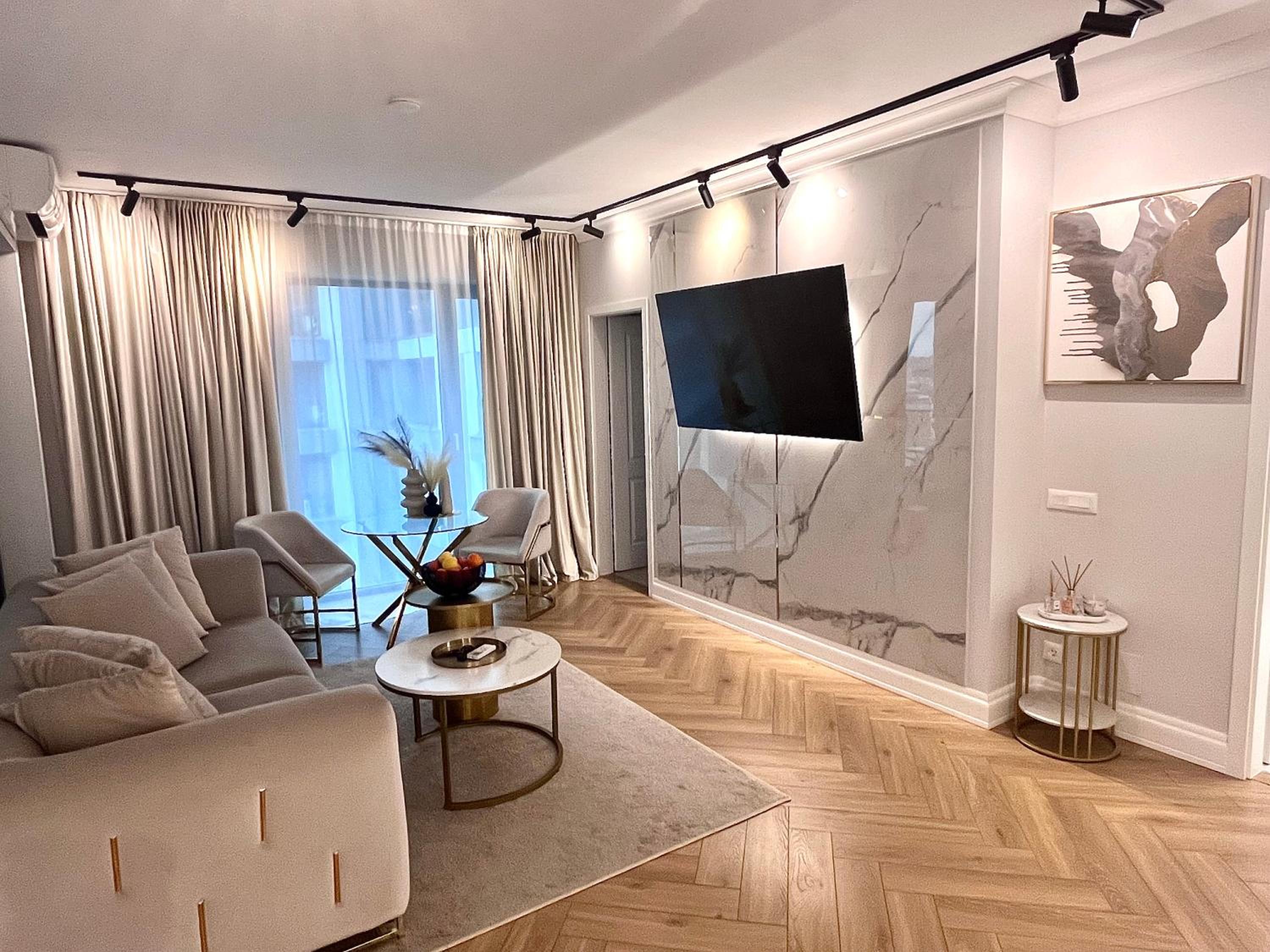 FLH Golden Elegance - Balcony, Garage & King Bed close to Therme and Airport