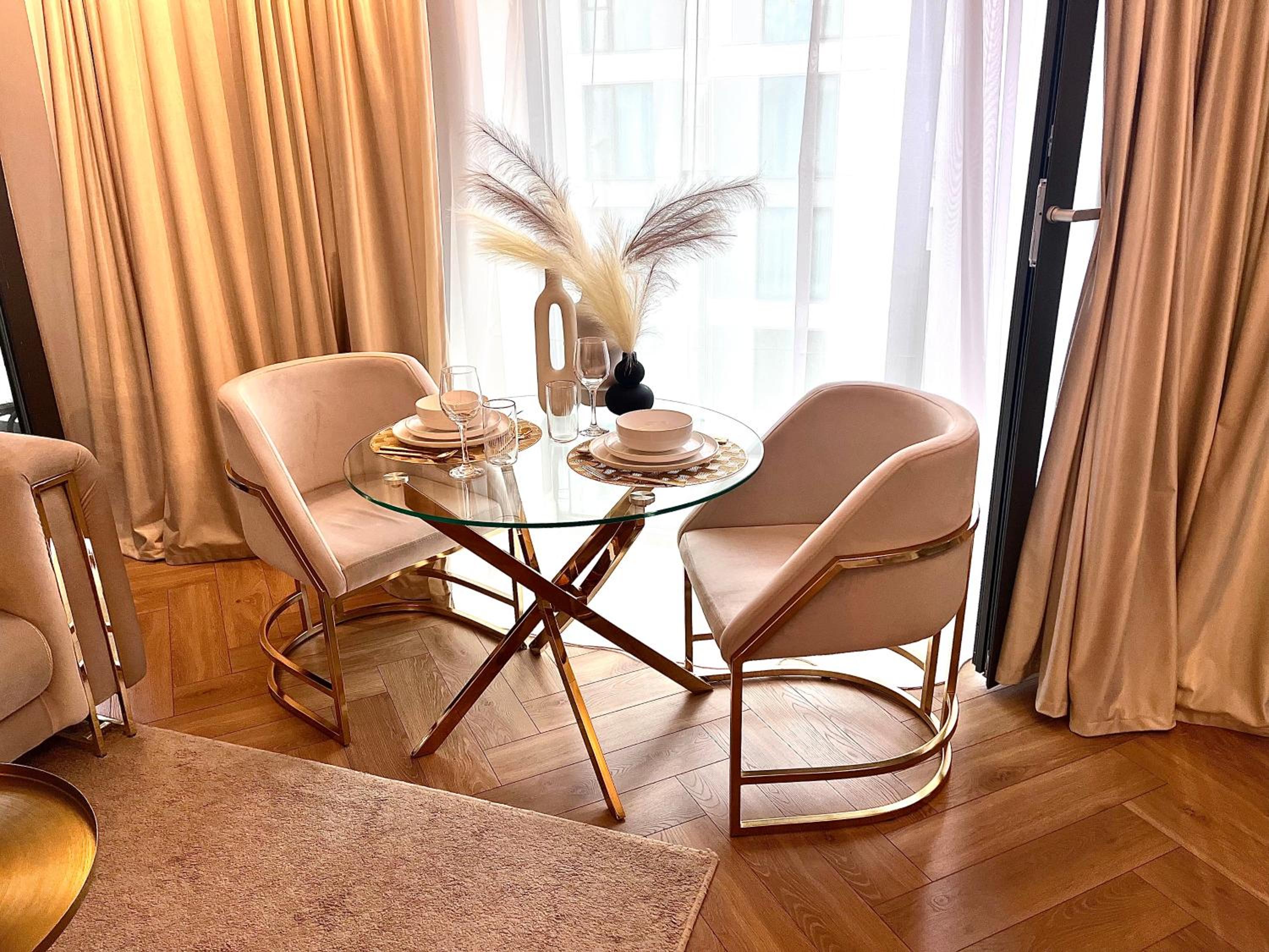 FLH Golden Elegance - Balcony, Garage & King Bed close to Therme and Airport