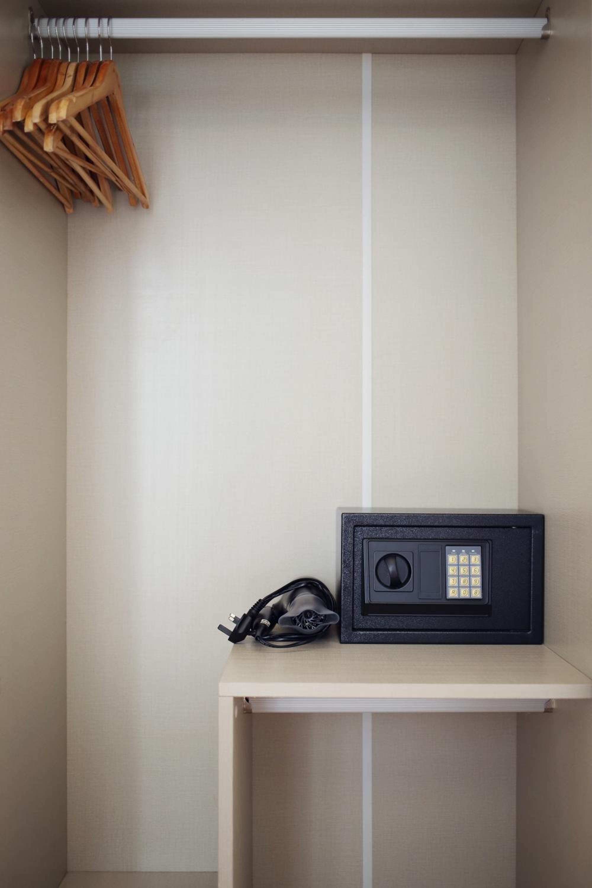 Kid-Loving Poolside Haven - 2BR - Netflix - Games
