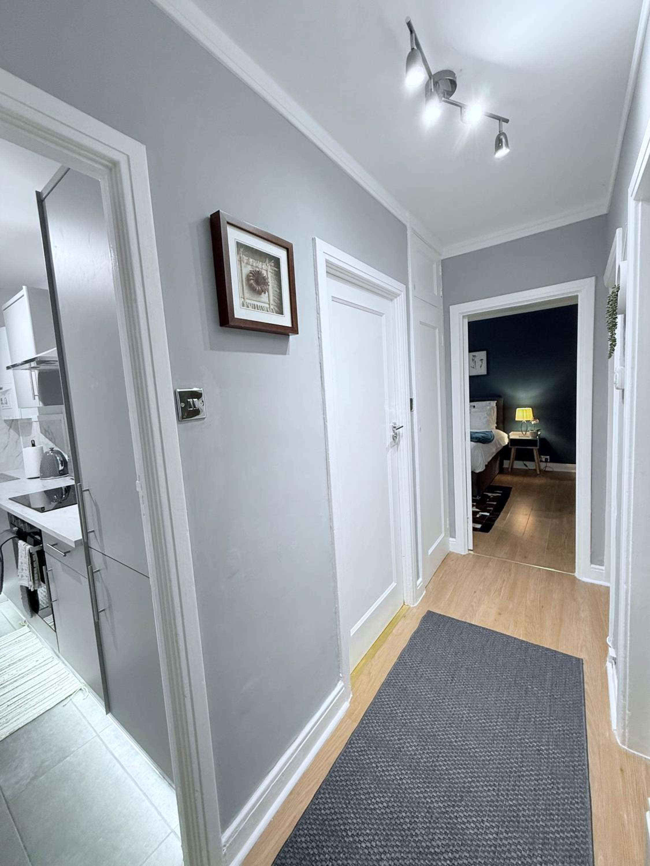 StayLondon - Sleeps 5 with Free Parking - best for Holiday, Concerts or Matches