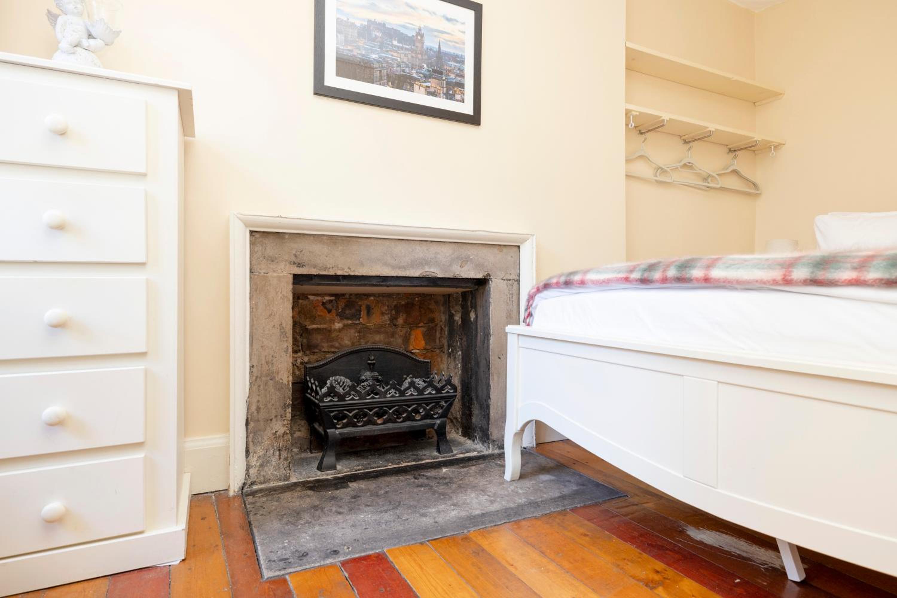JOIVY Beautiful apartment, private garden, Calton Hill