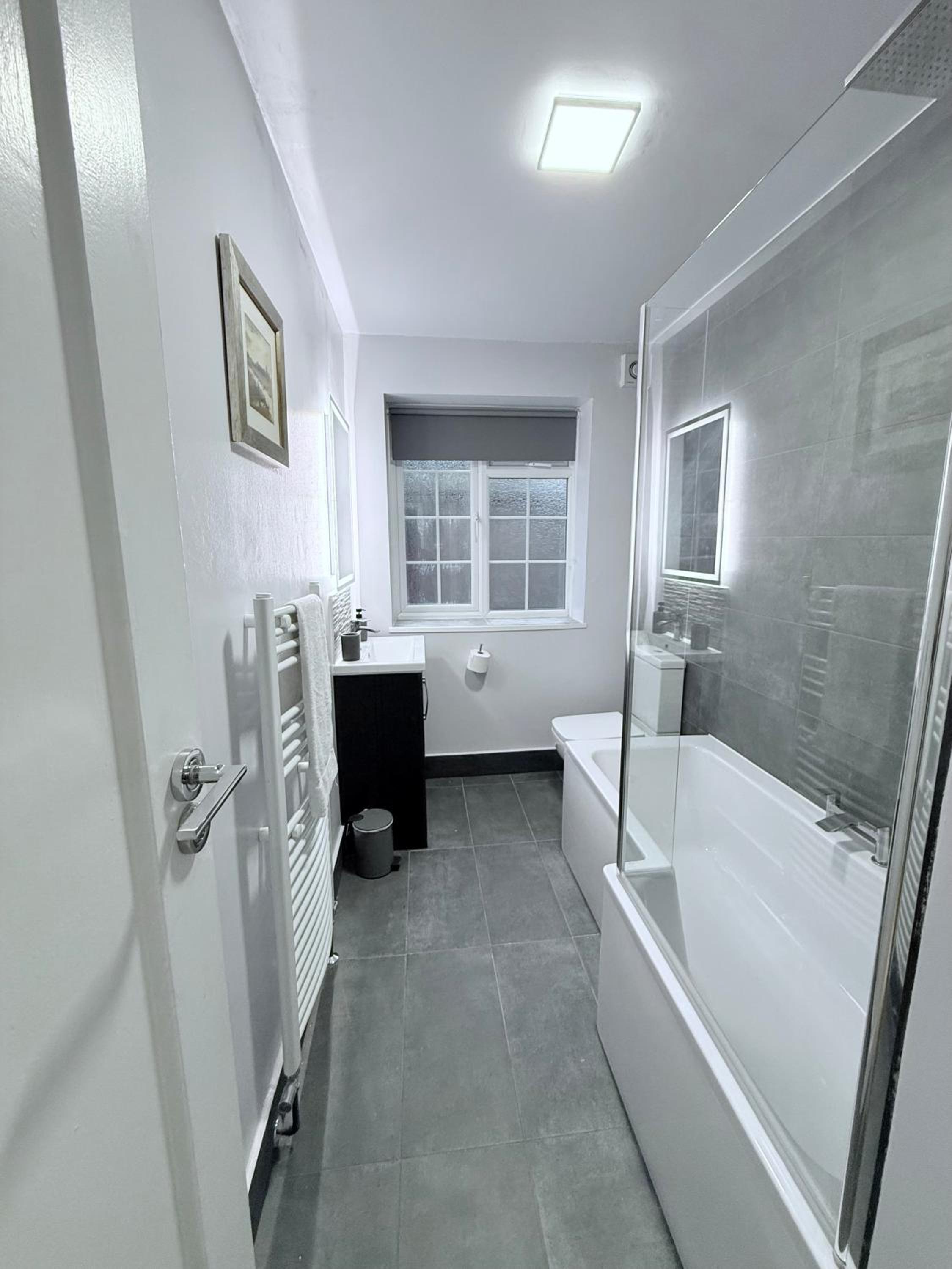 StayLondon - Sleeps 5 with Free Parking - best for Holiday, Concerts or Matches