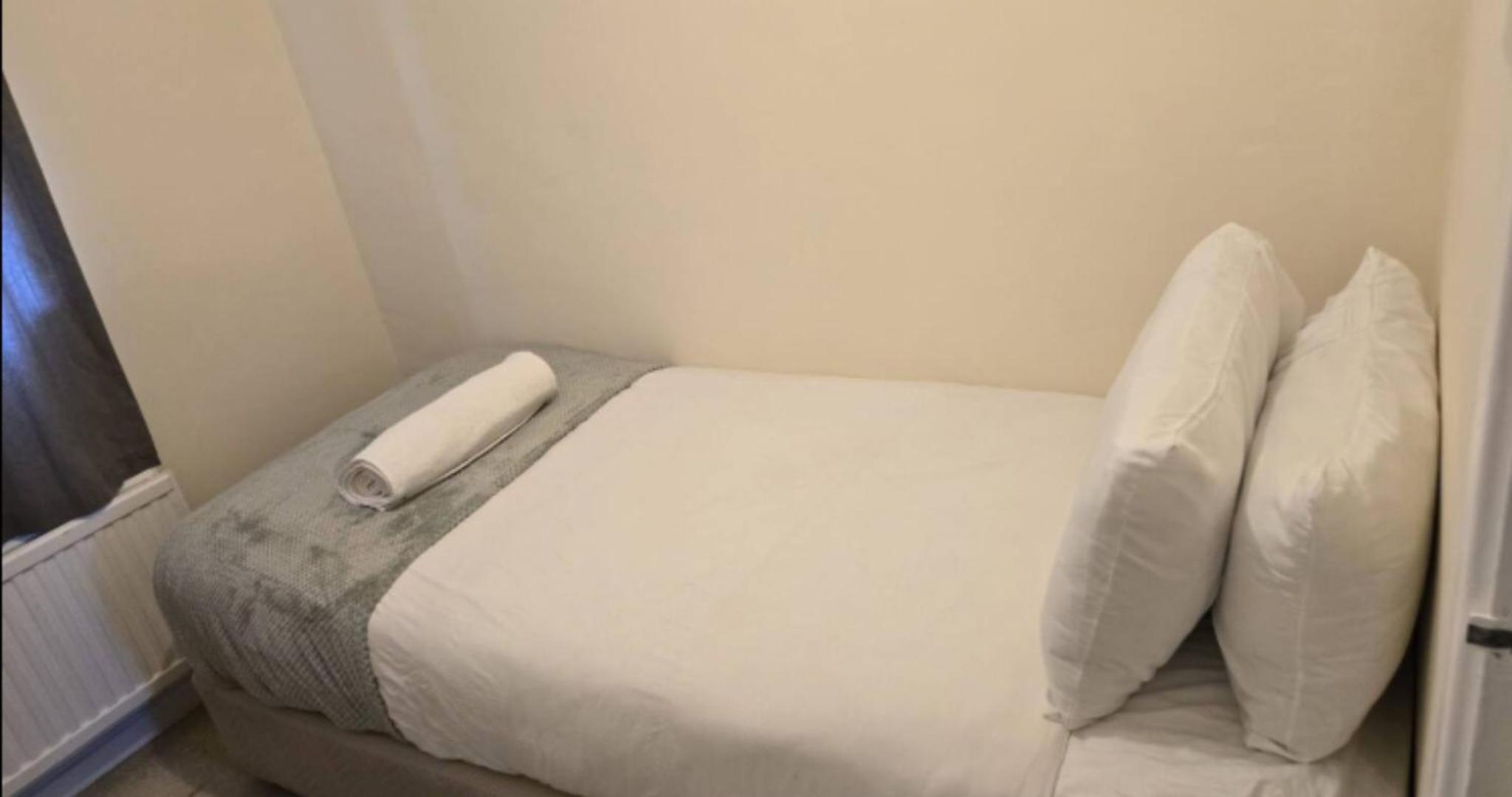 Cosy House- Sleeps 7 Centrally Located Free Parking, Fast WIFI Smart Tv with Sky and Netflix Business Travellers Relocators Leisure Welcome view 4