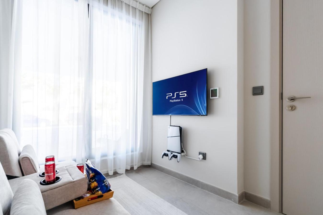 New Family Villa with PS5, Garden and Playroom