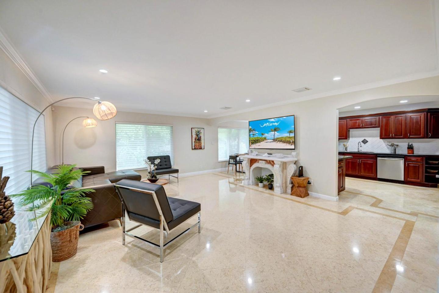 WALK to Beach Luxury 3BR Villa in Hollywood Lakes view 3