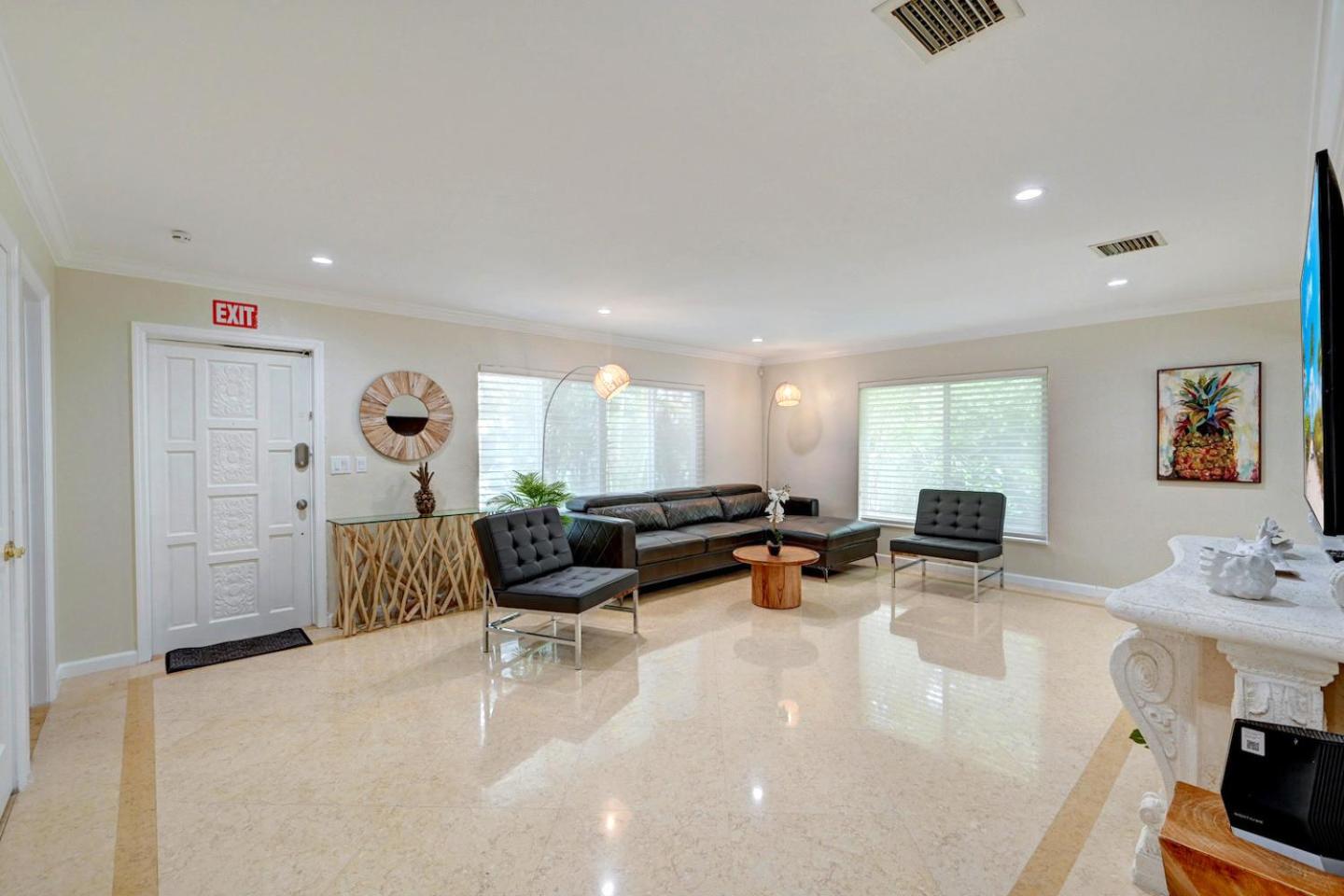 WALK to Beach Luxury 3BR Villa in Hollywood Lakes view 5