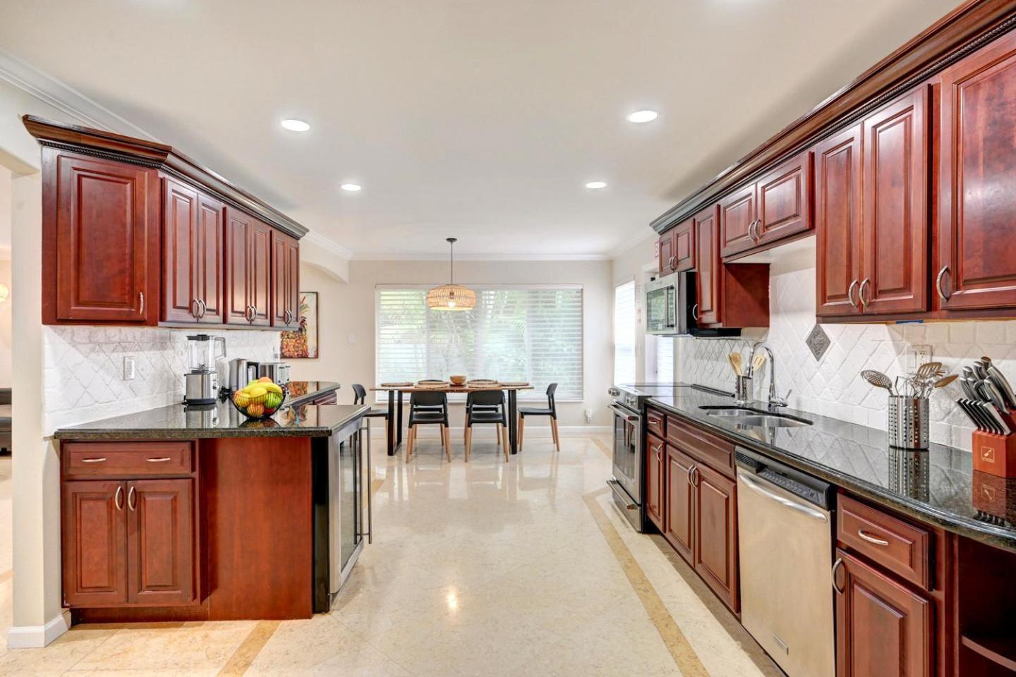 WALK to Beach Luxury 3BR Villa in Hollywood Lakes view 4