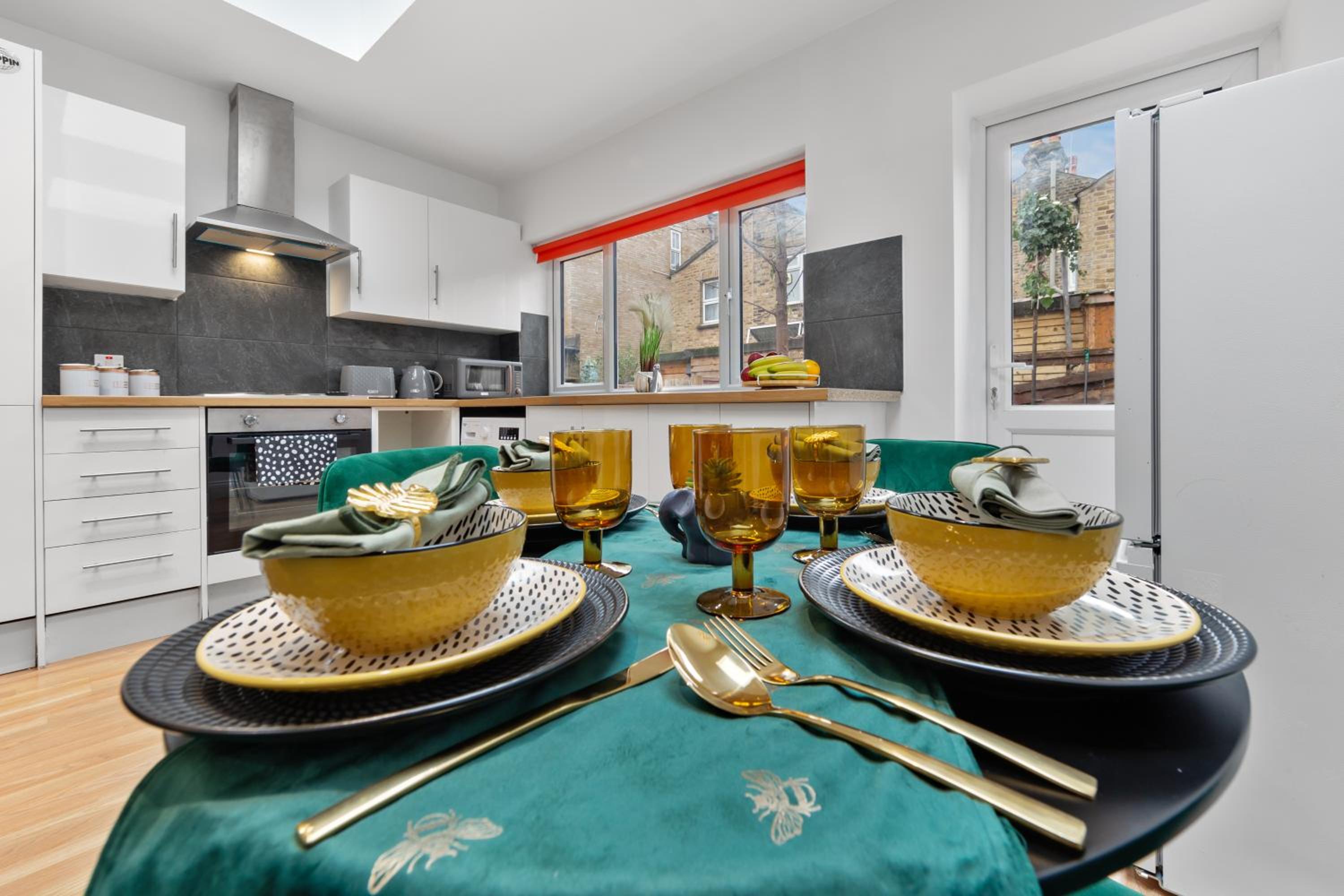 Stylish 2-Bed London House with Garden & Parking-Only 15 Mins to Central London! Sleeps 6 People - Save on Long Stays!