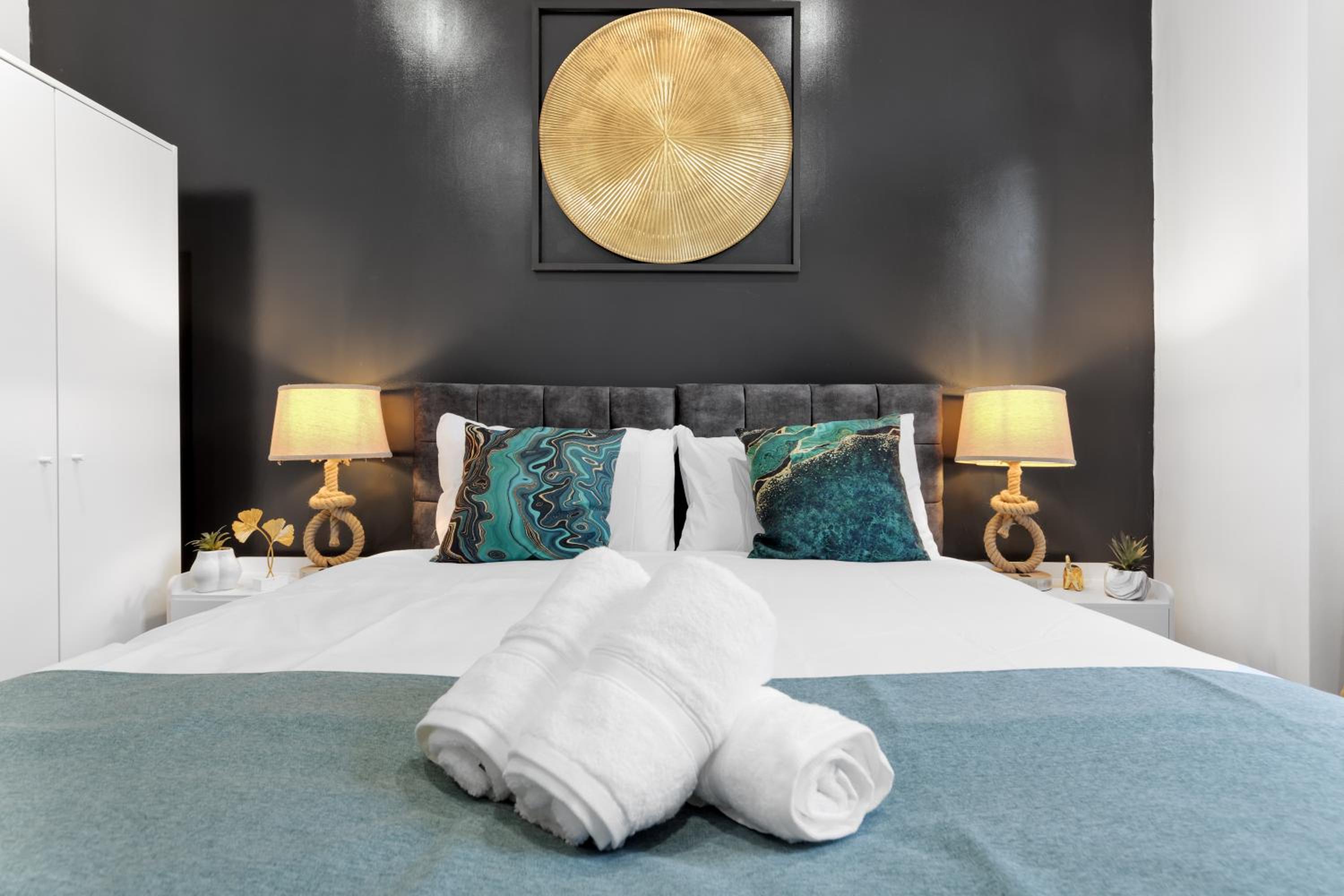 Stylish 2-Bed London House with Garden & Parking-Only 15 Mins to Central London! Sleeps 6 People - Save on Long Stays!
